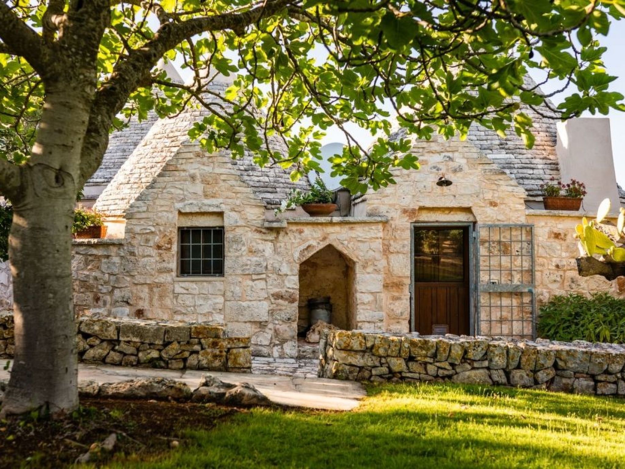 Schönes Steinhaus mit Pool und Panoramablick-Image-tags.info