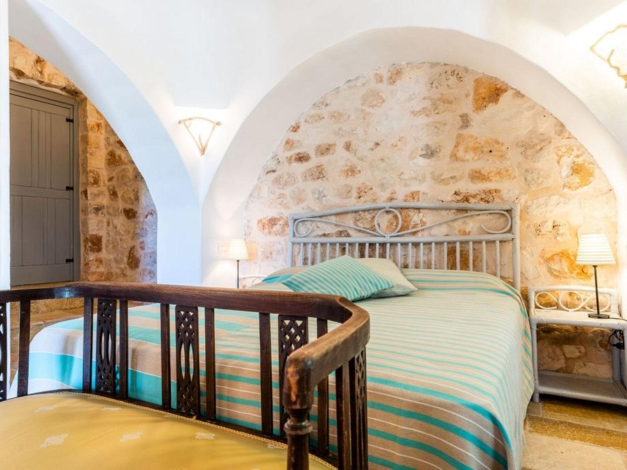 Schönes Steinhaus mit Pool und Panoramablick-Image-tags.info