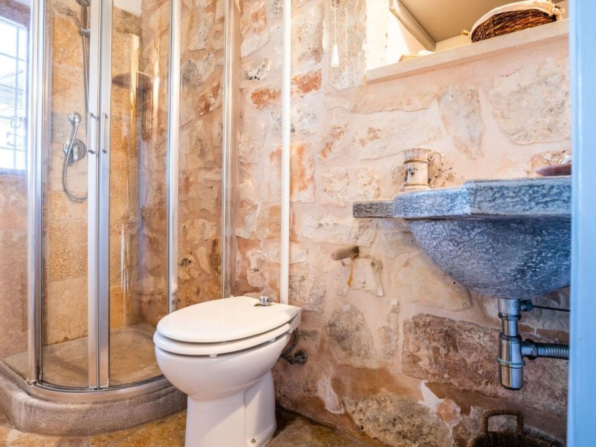 Schönes Steinhaus mit Pool und Panoramablick-Image-tags.info