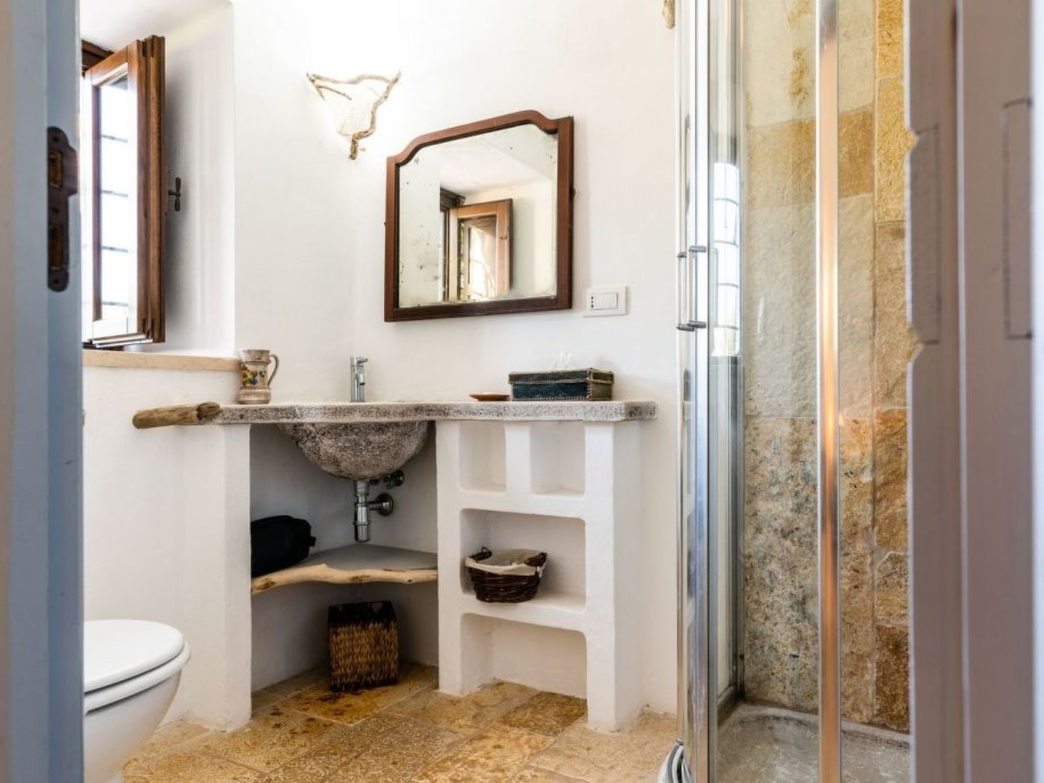 Schönes Steinhaus mit Pool und Panoramablick-Drinnen