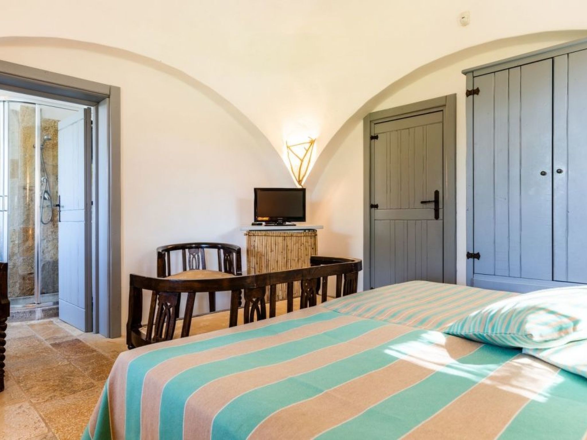 Schönes Steinhaus mit Pool und Panoramablick-Image-tags.info