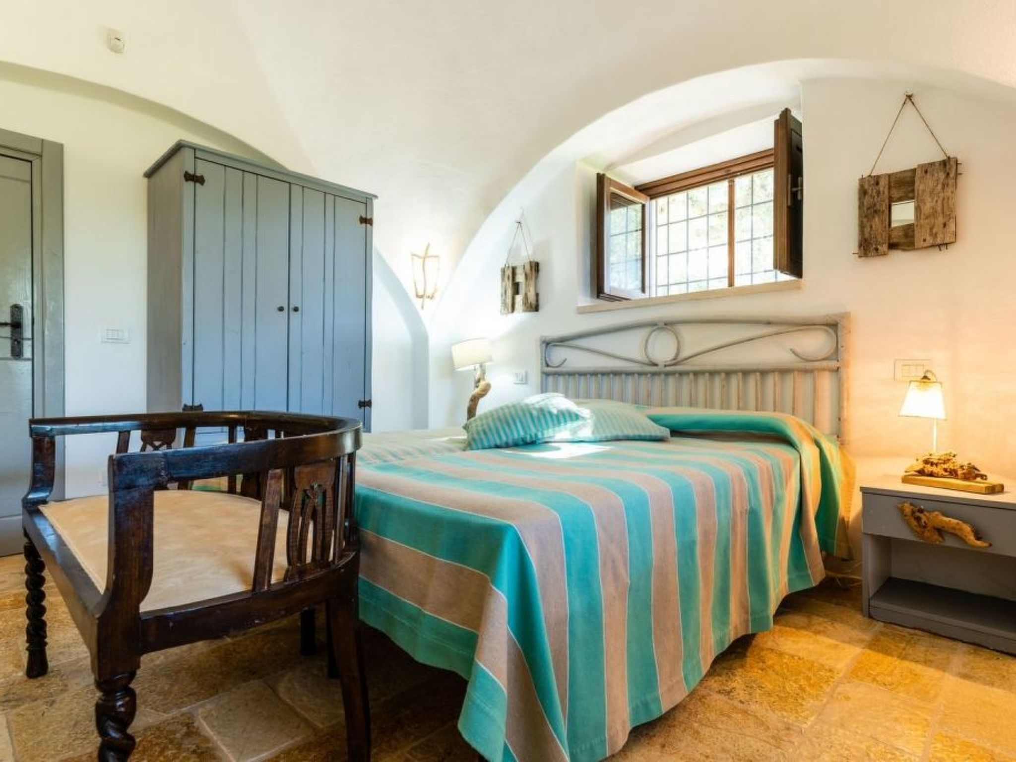 Schönes Steinhaus mit Pool und Panoramablick-Drinnen