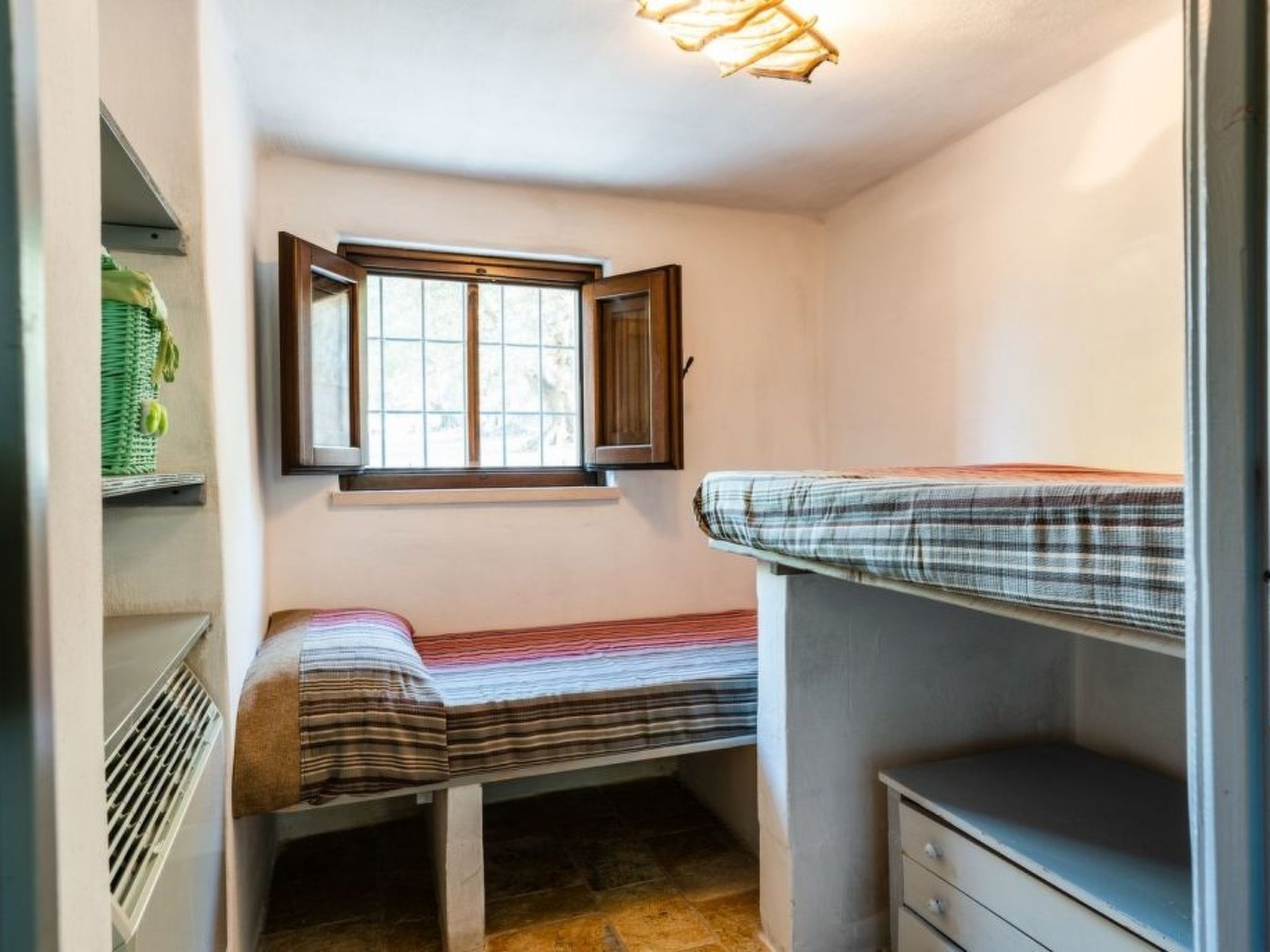 Schönes Steinhaus mit Pool und Panoramablick-Image-tags.info