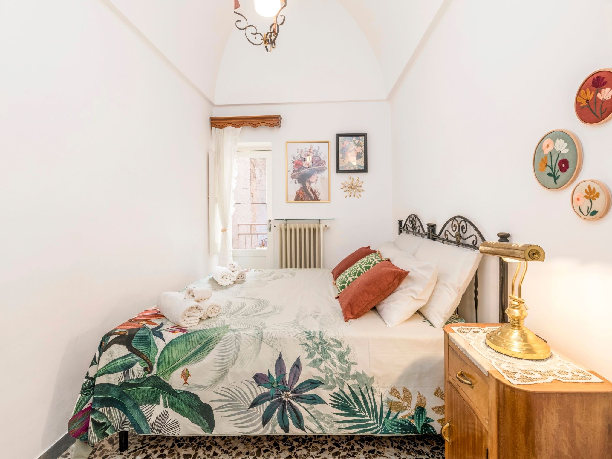 Oma Im Haus in der Mitte-Binnen