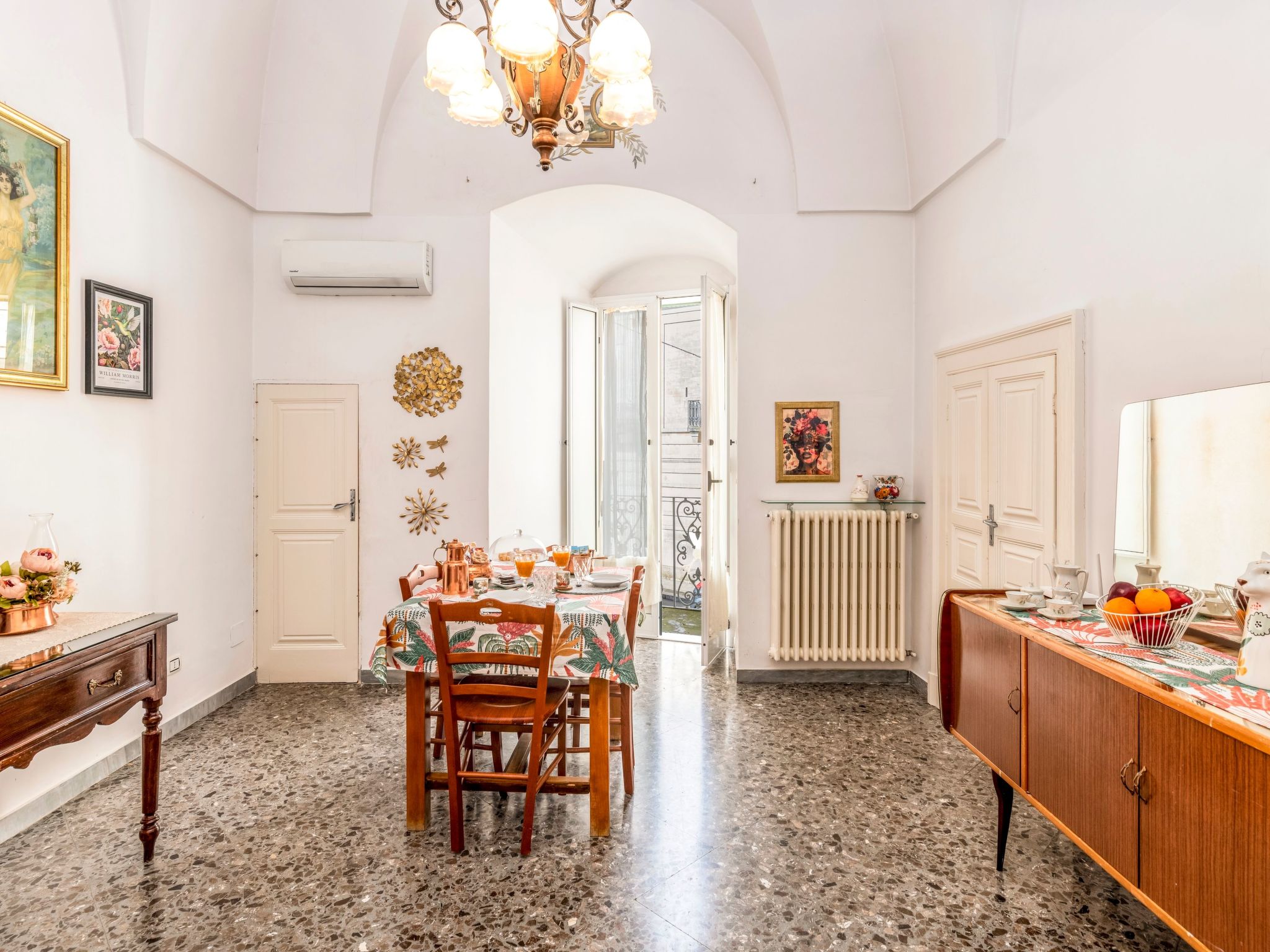 Oma Im Haus in der Mitte-Binnen