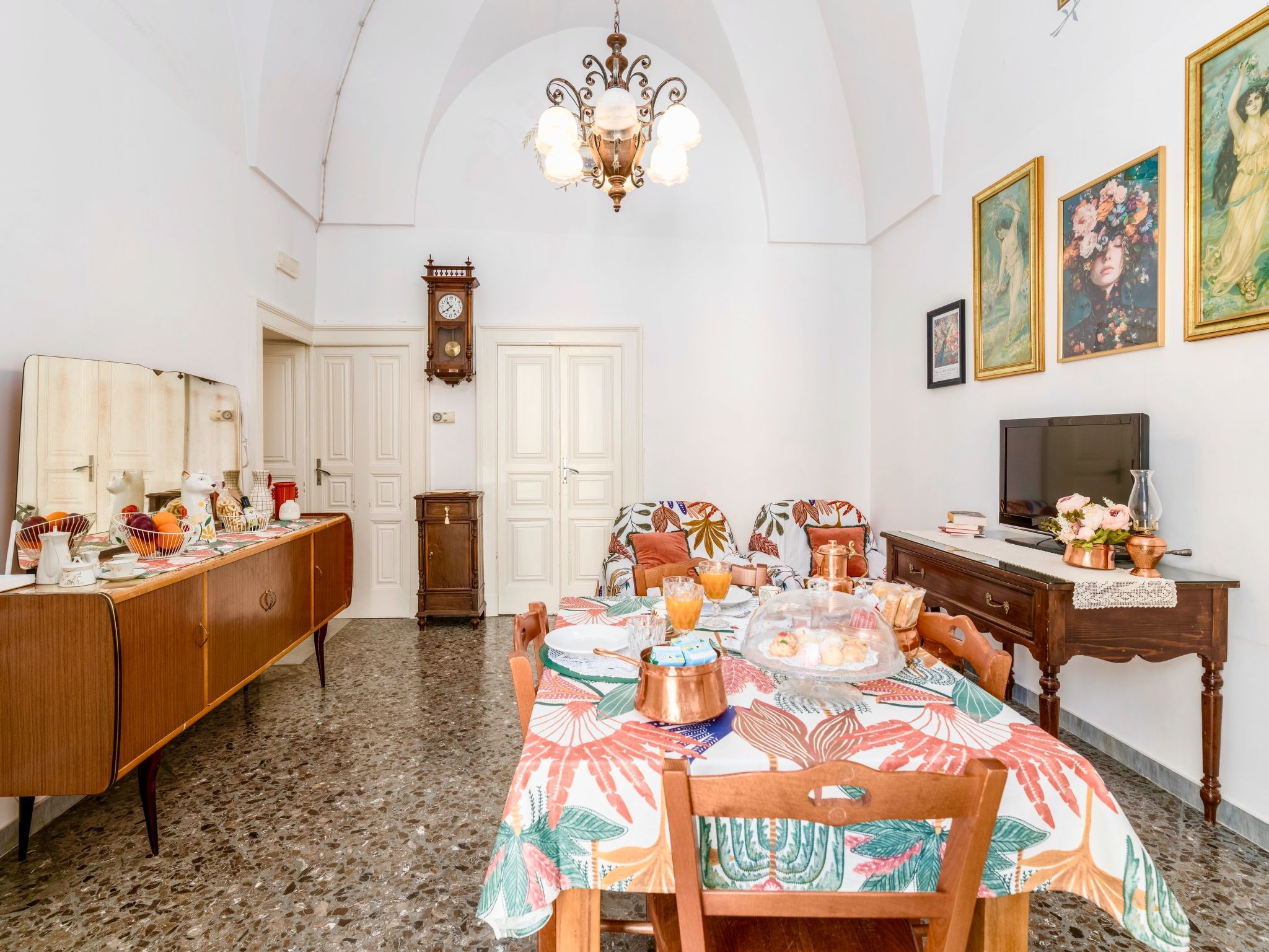 Oma Im Haus in der Mitte-Binnen