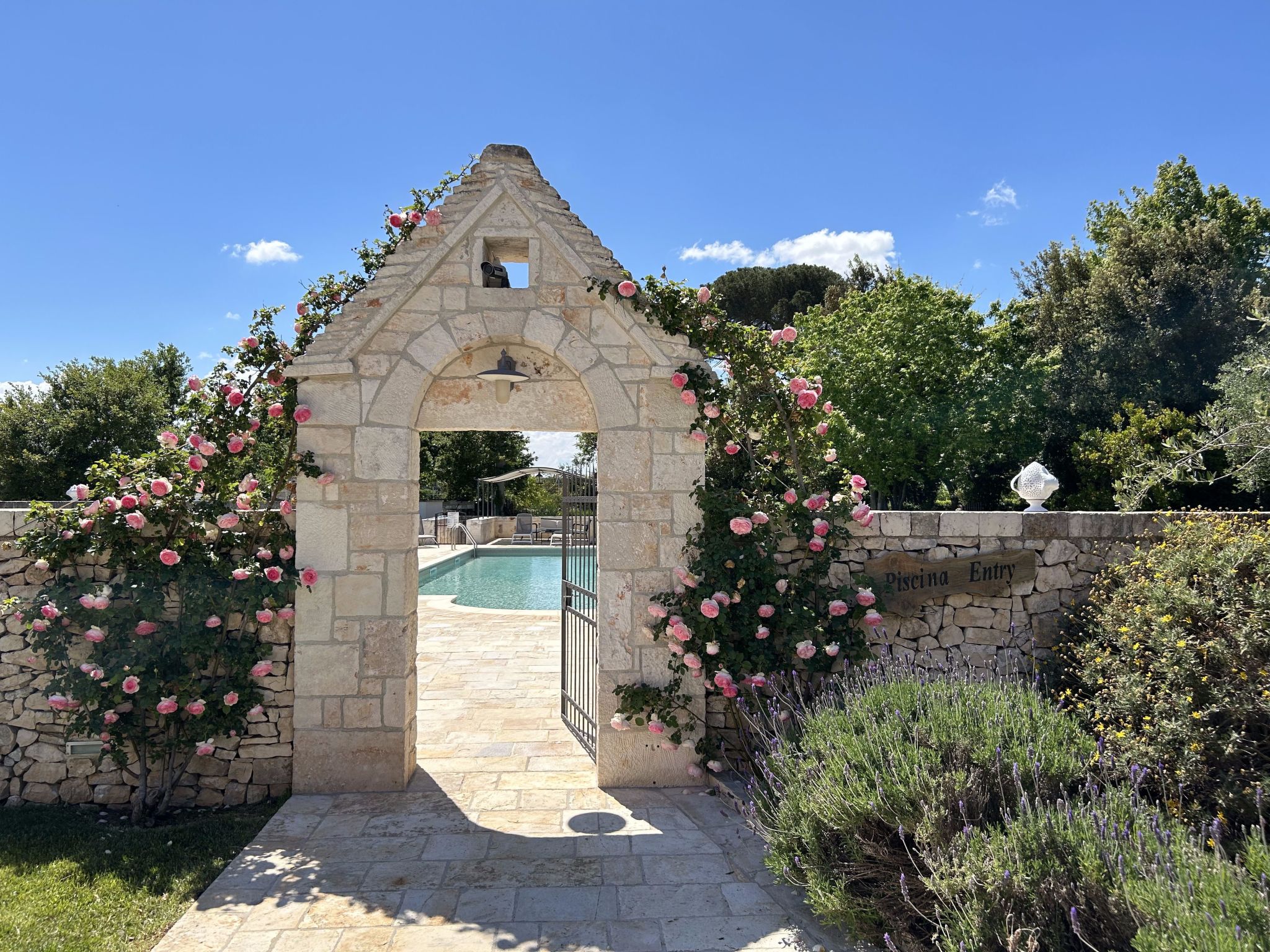 Große Trullo-Wohnung mit Schwimmbad-Buiten