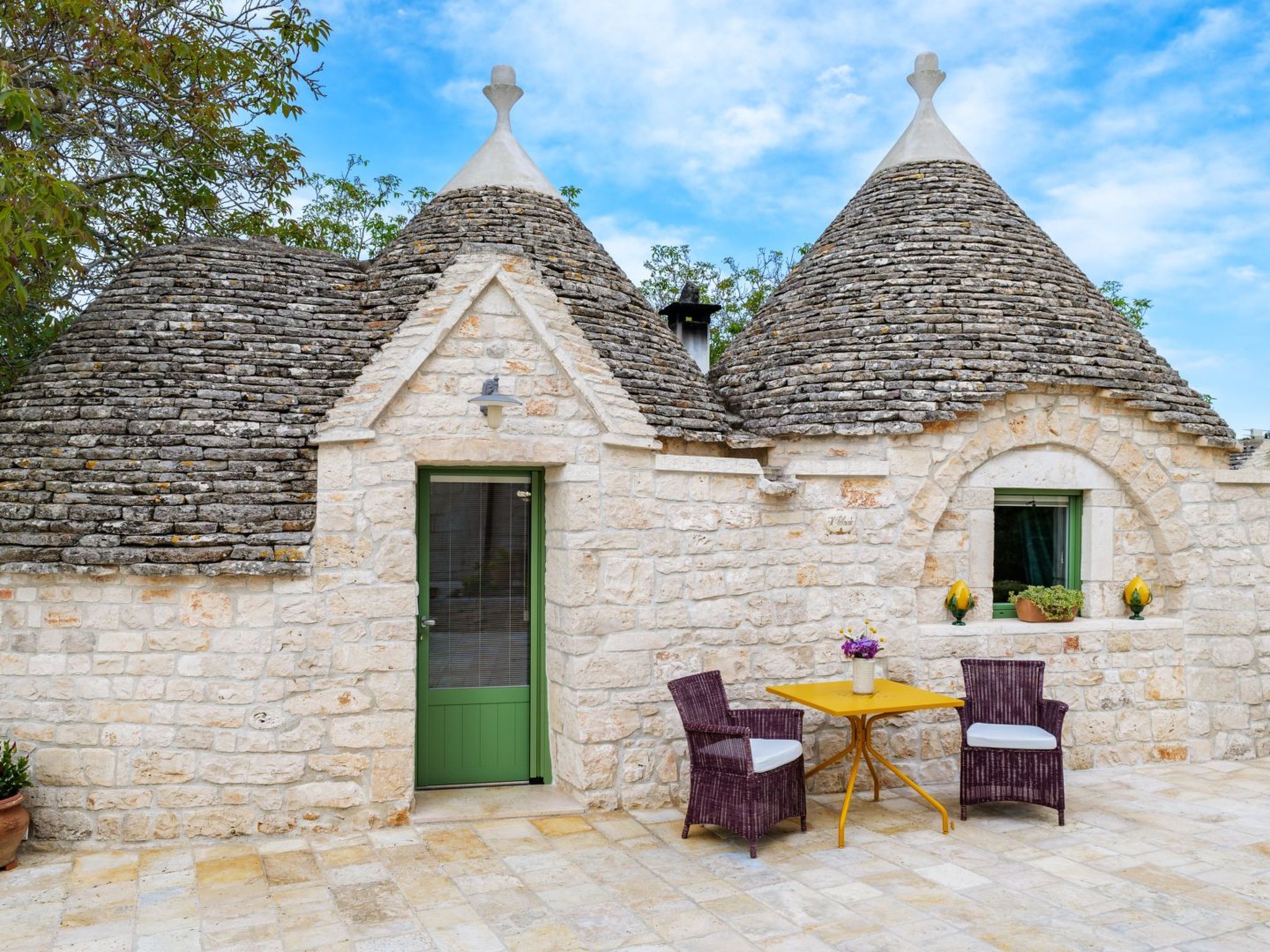 Rundes Steinhaus 'Palmento' mit Schwimmbad