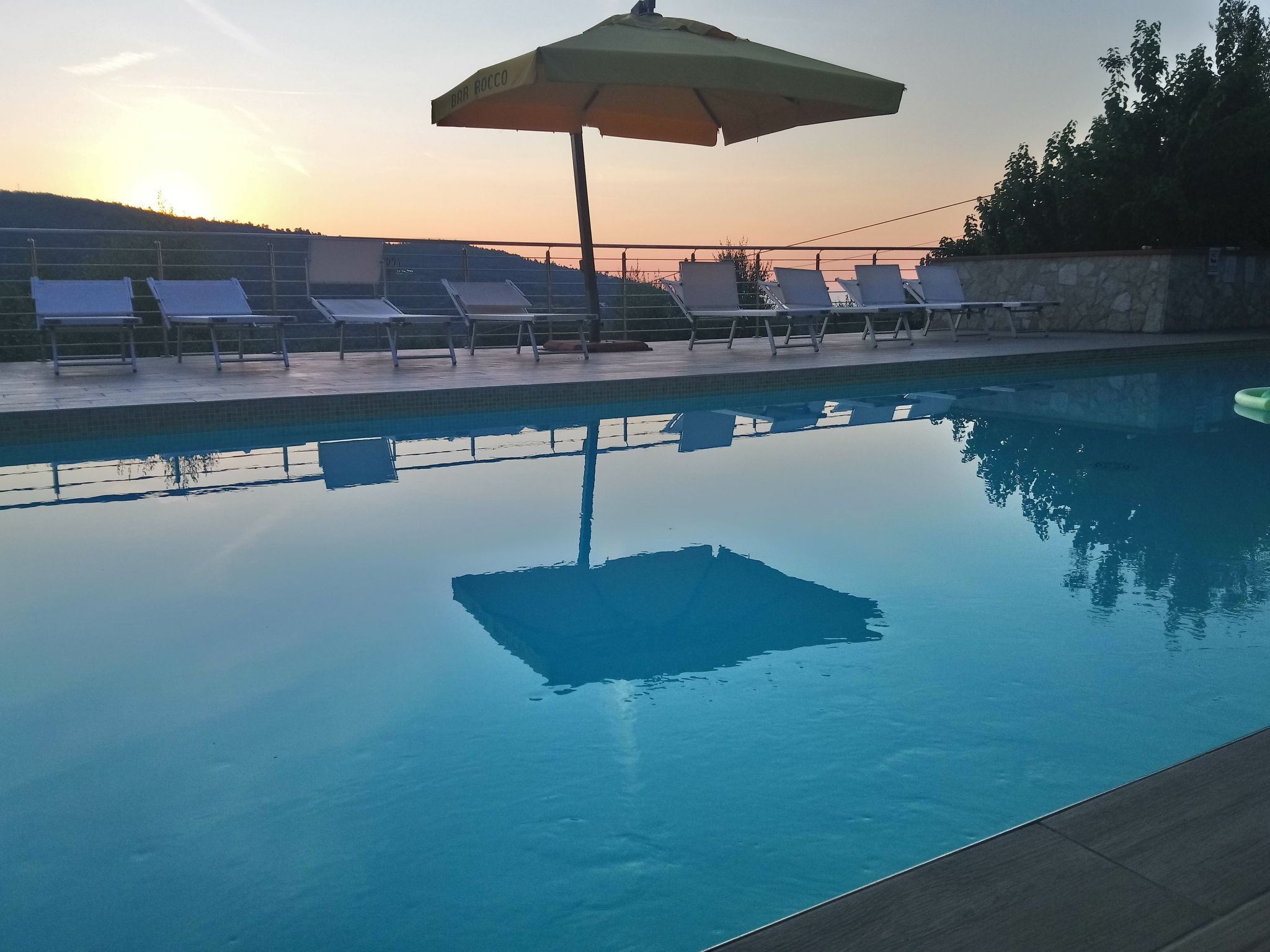 Zwei-Zimmer-Penthouse-Wohnung mit Terrasse mit Meerblick-Image-tags.info