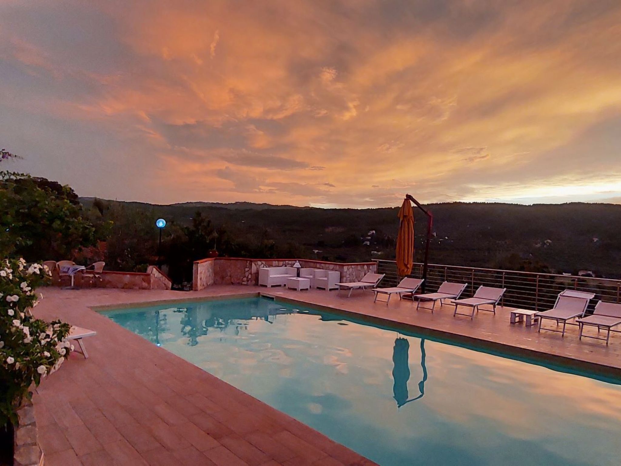 Brandneue Wohnung in Villa mit Schwimmbad