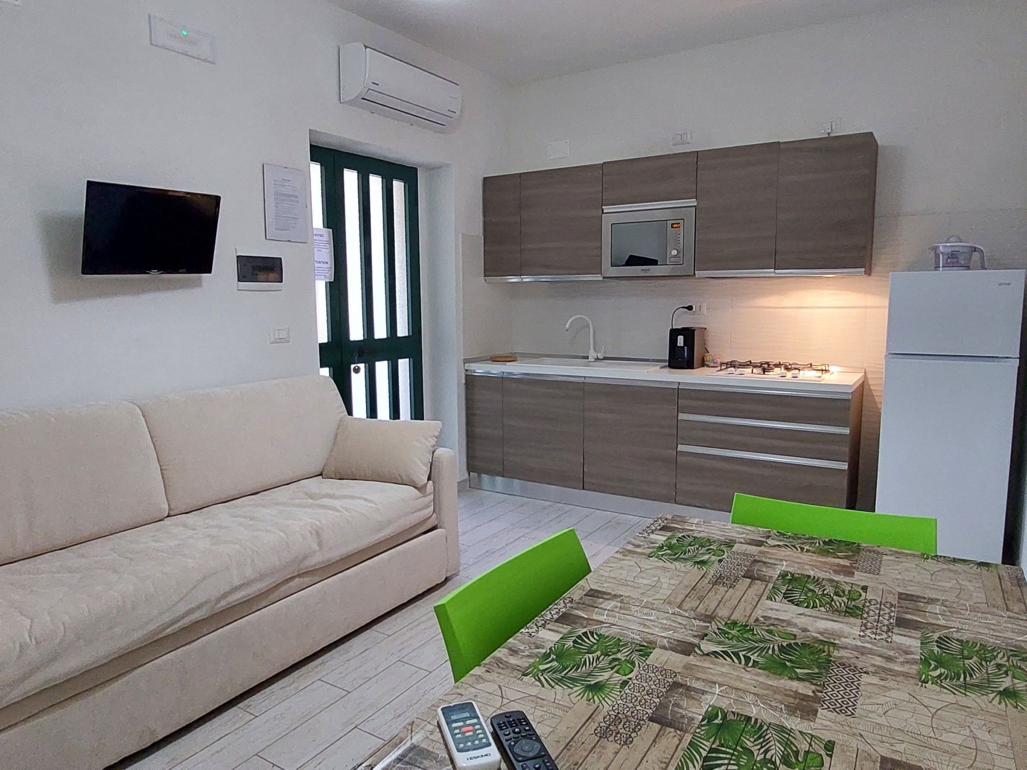 Brandneue Wohnung in Villa mit Schwimmbad