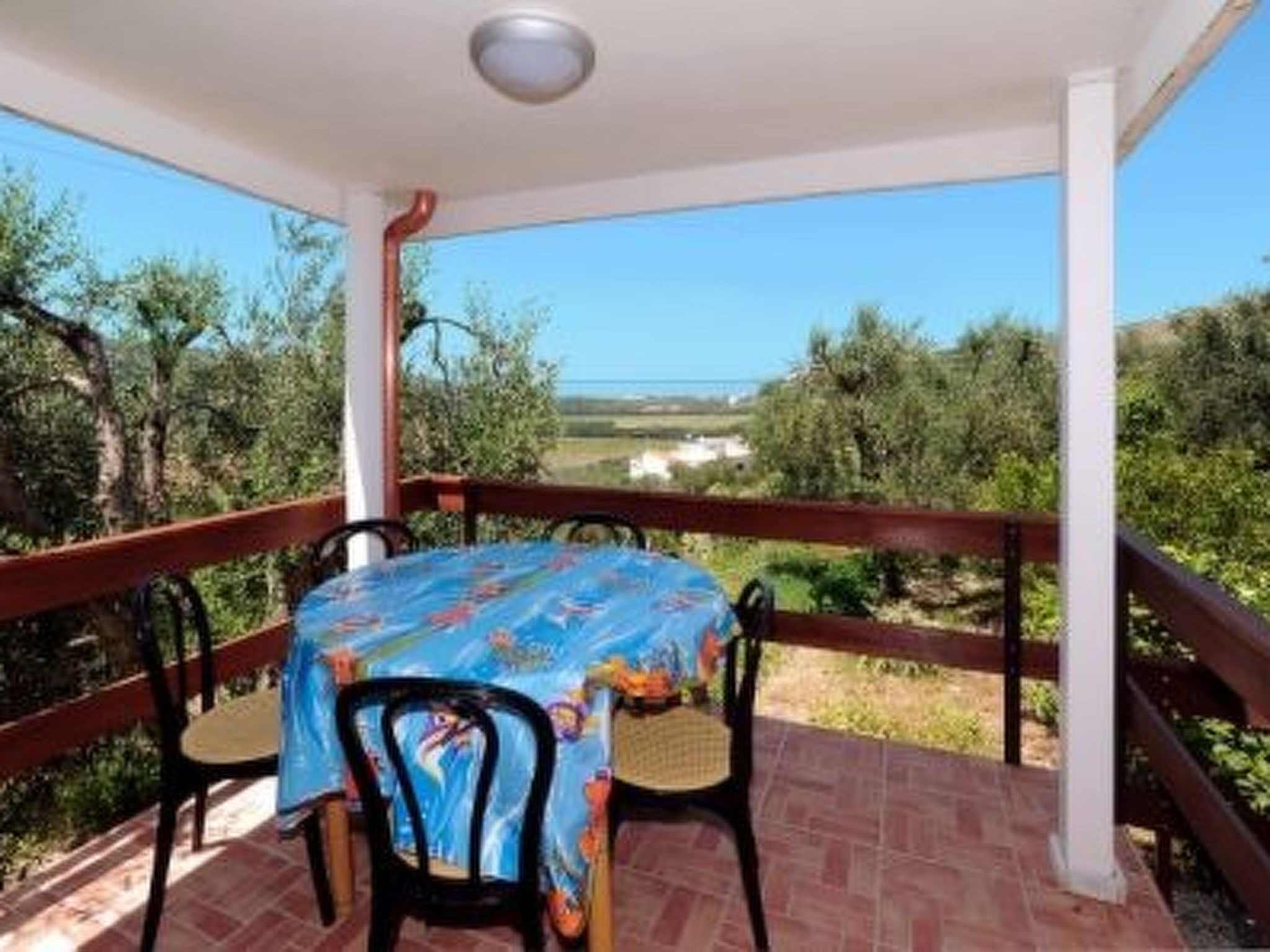 Mit Garten und Kinderschwimmbad