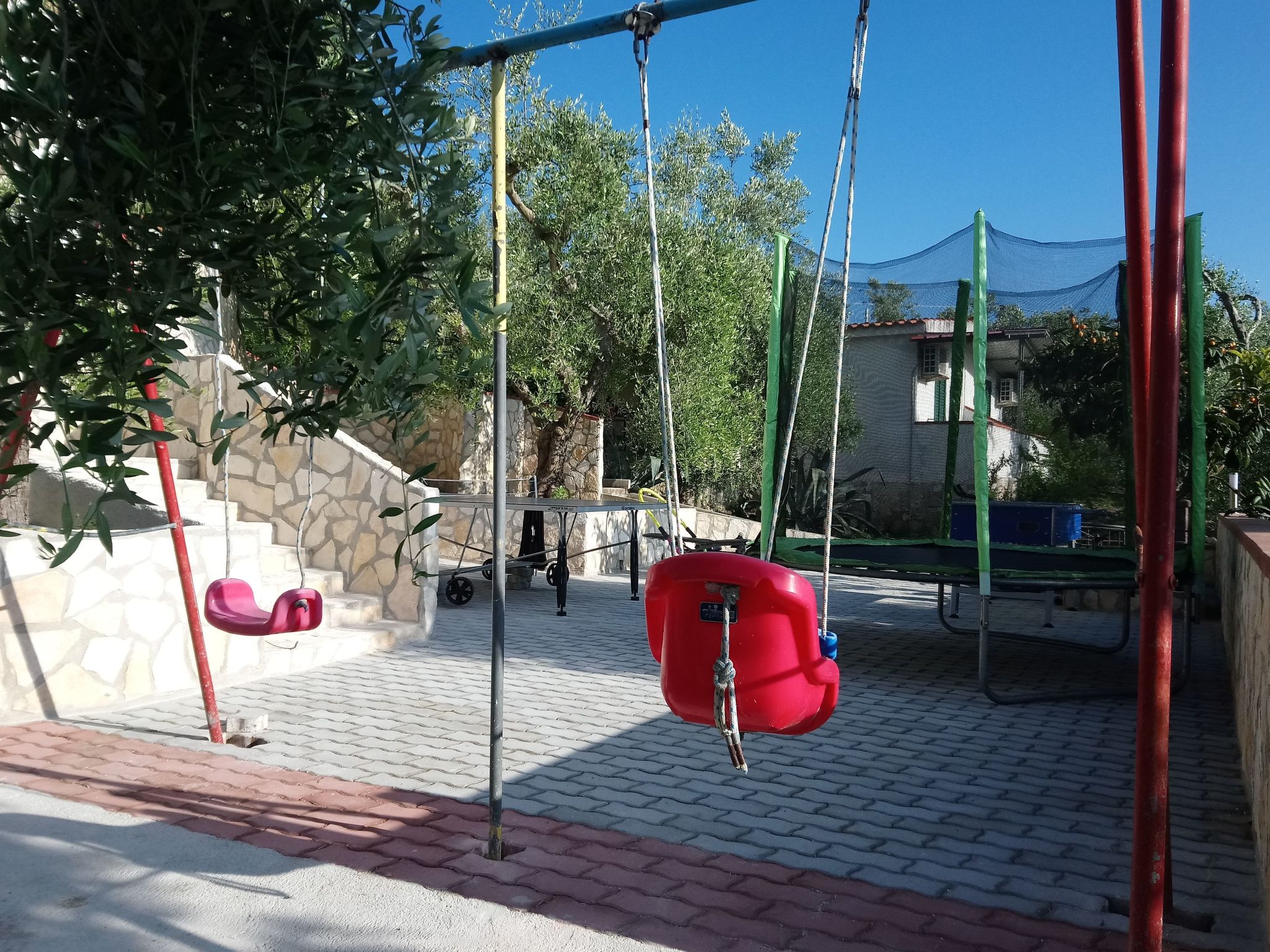 Mit Garten und Kinderschwimmbad-Image-tags.info