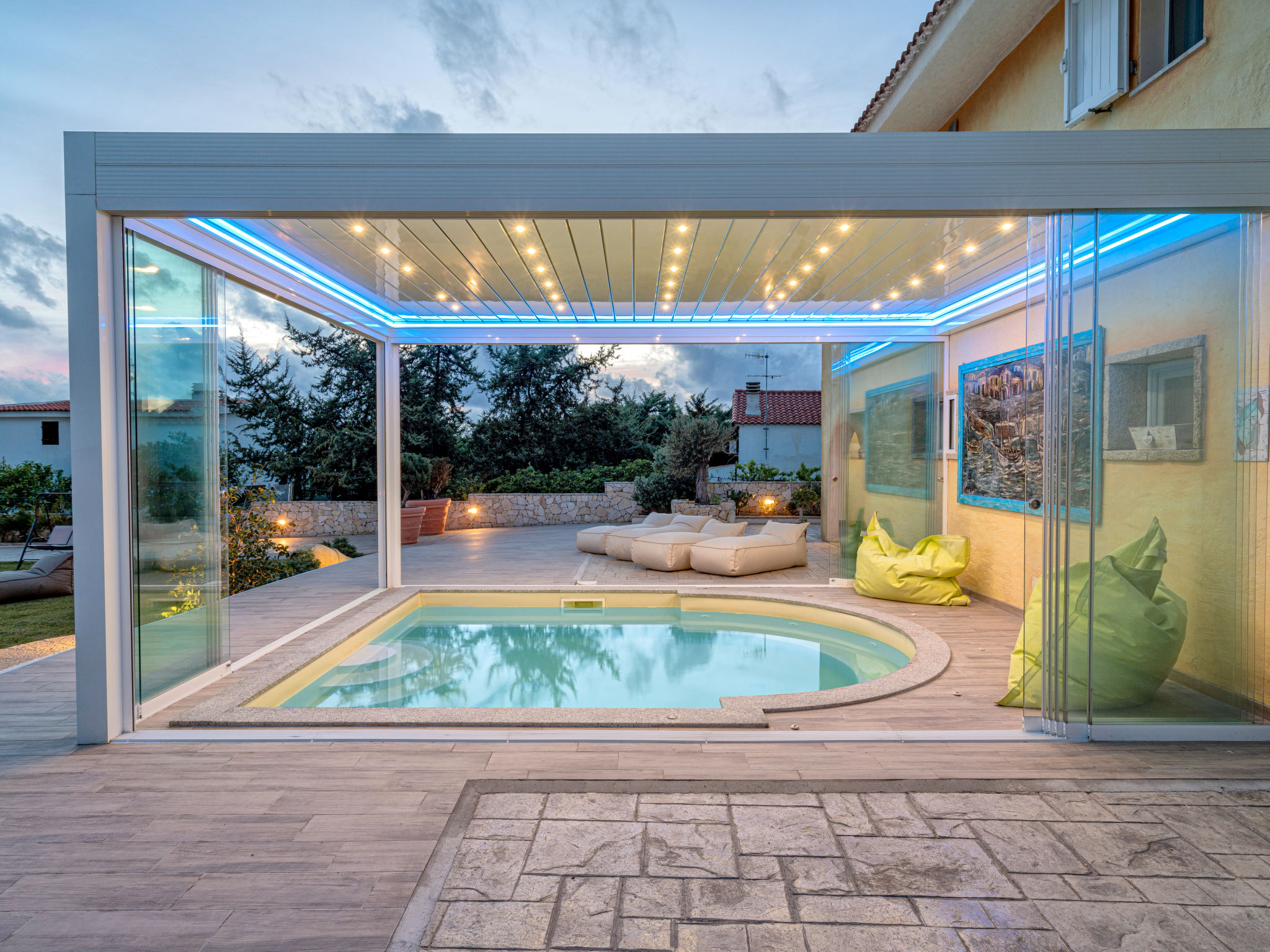 "Desvelos", appartement 3-kamers 116 m2, op de begane grond. Stijlvol en gezellig ingericht: woon-/eetkamer met 1 divanbed en Sat-TV (Flatscreen TV). Uitgang naar de tuin, naar het terras. 2 2-pers. k..