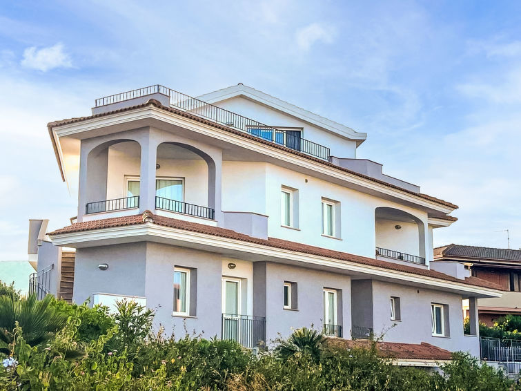 "Sole e Mare", appartement 2-kamers 45 m2 op de 1e verdieping. Modern en stijlvol ingericht: woon-/eetkamer met 1 2-pers divanbed en Sat-TV (Flatscreen TV). Uitgang naar het terras. 1 2-pers. kamer. K..