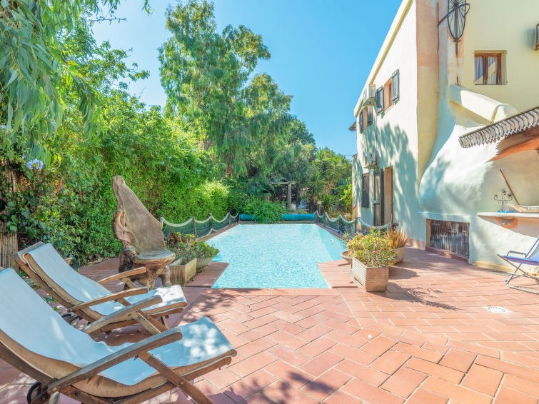 Villa Sergio in Valledoria: met open haard en privézwembad aan zee in Valledoria