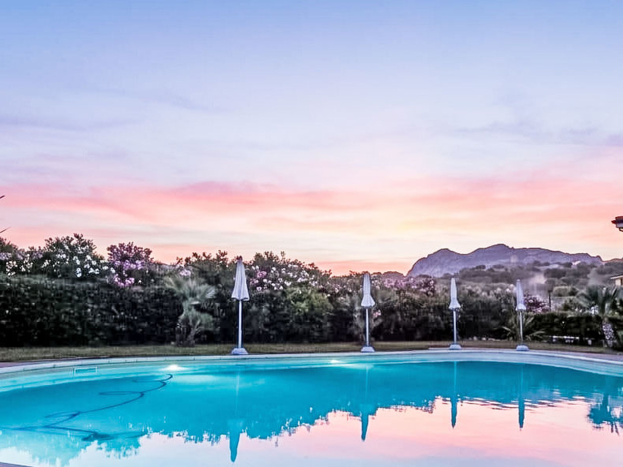 "Sardinia Hillside Retreat – Apt 13, 2BR", appartement 3-kamers 70 m2. Woonkamer met 1 divanbed. 1 kamer met 1 x 2 stapelbedden. 1 kamer met 1 2-pers bed. Kookhoek (oven, Gasfornuis, diepvriezer, el..