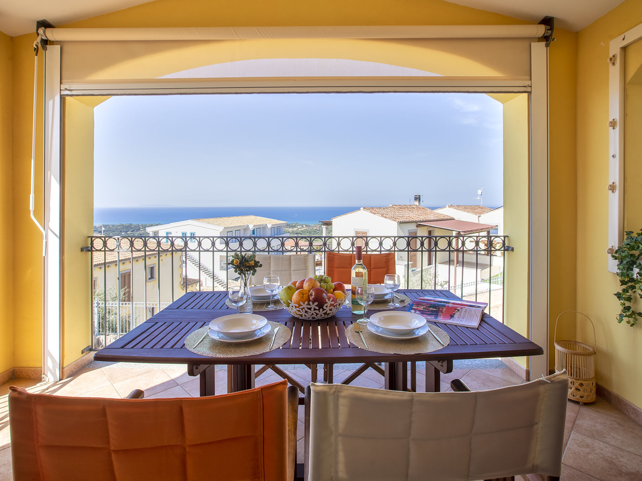 2-Zimmer-Haus 44 m2 im 1. Stock. Zweckmässig und komfortabel eingerichtet: Wohn-/Esszimmer mit 1 Doppeldiwanbett und TV (Flachbildschirm). Ausgang zur Veranda. 1 Doppelzimmer. Kochnische (Backofen, G..