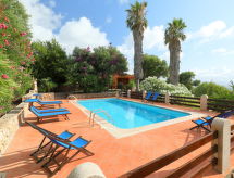 Villa Bouganville: ruime familievilla met zwembad in Badesi, Sardinië - thumbnail 1