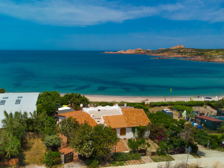 5-persoons appartement met zeezicht direct aan het strand in Isola Rossa in Isola Rossa