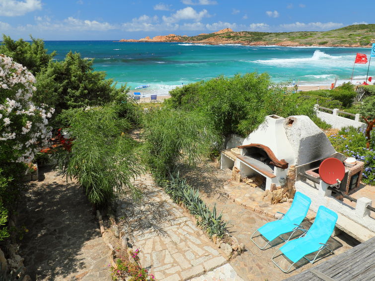 Aan het strand: appartement met zeezicht in Isola Rossa in Isola Rossa