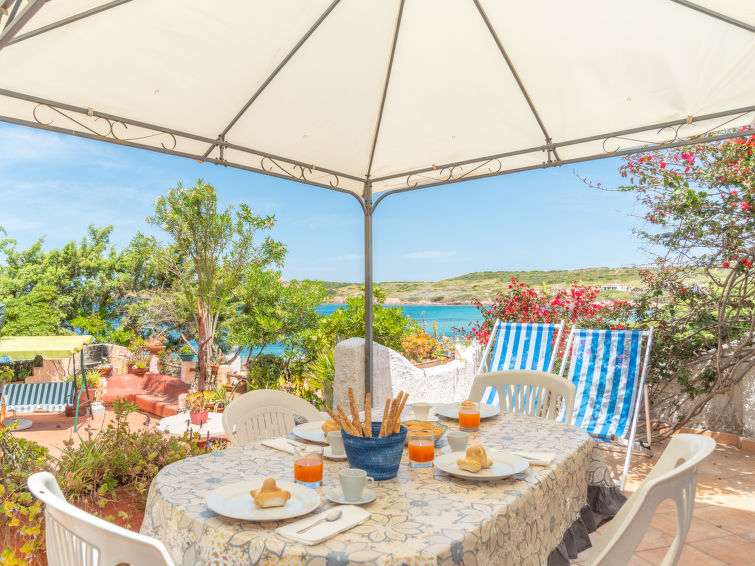 4-persoons appartement met zeezicht direct aan het strand in Isola Rossa in Isola Rossa