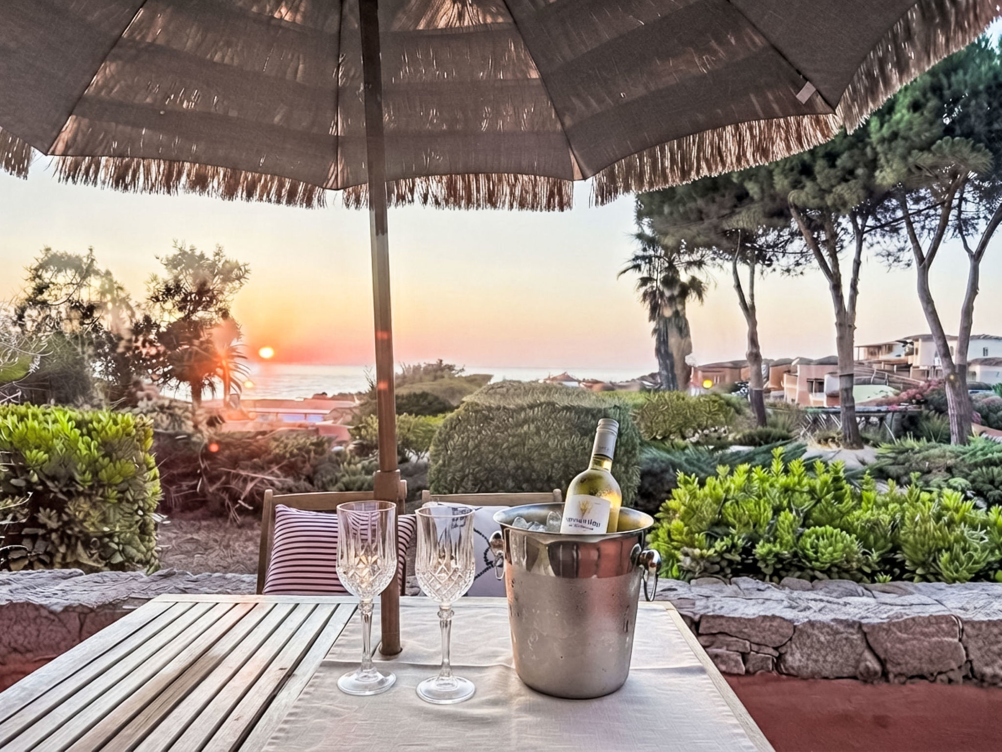 "Cala de Mar 1508", appartement 1-kamer 30 m2. Mooi en gezellig ingericht: woon-/eetkamer met 1 2-pers divanbed, 1 opklapbed en Sat-TV (Flatscreen TV). Uitgang naar het terras. Open keuken (4-pits koo..