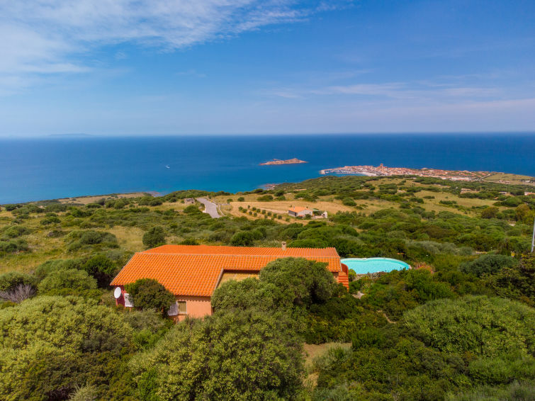 12-persoons villa met privézwembad en zeezicht in Isola Rossa in Isola Rossa