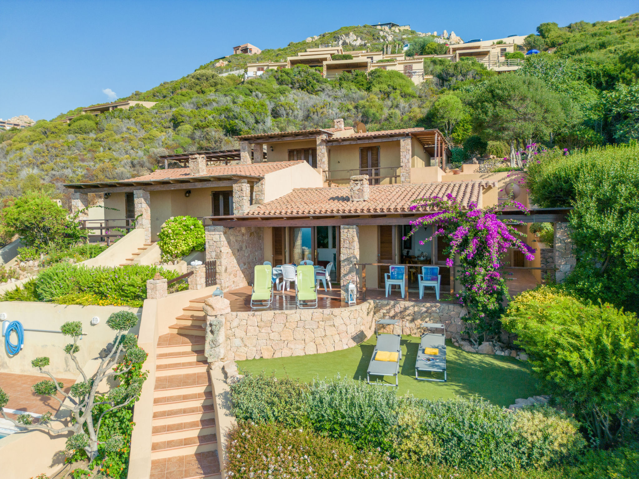 Villa 3-kamers 70 m2. Doelmatig en comfortabel ingericht: groot woon-/eetkamer met panoramavenster met Sat-TV (Flatscreen TV), air-conditioning en heteluchtverwarming. 1 2-pers. kamer. Uitgang naar de..