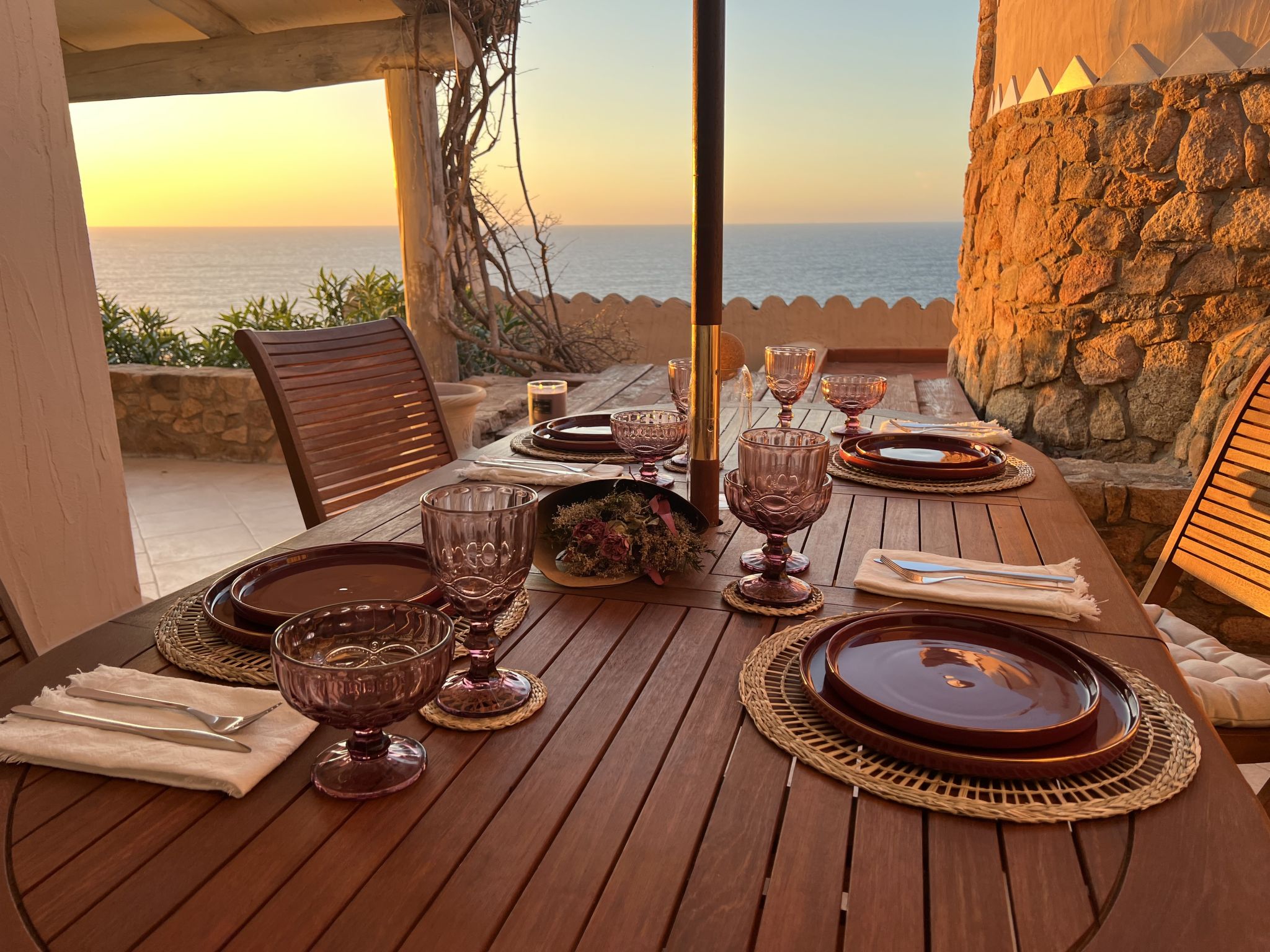 "Villa Ilaria", huis 3-kamers. Open woon-/eetkamer met veranda, schuifdeur, panoramavenster met 1 2-pers divanbed en open haard (alleen decoratie), Sat-TV (Flatscreen TV), air-conditioning en heteluch..