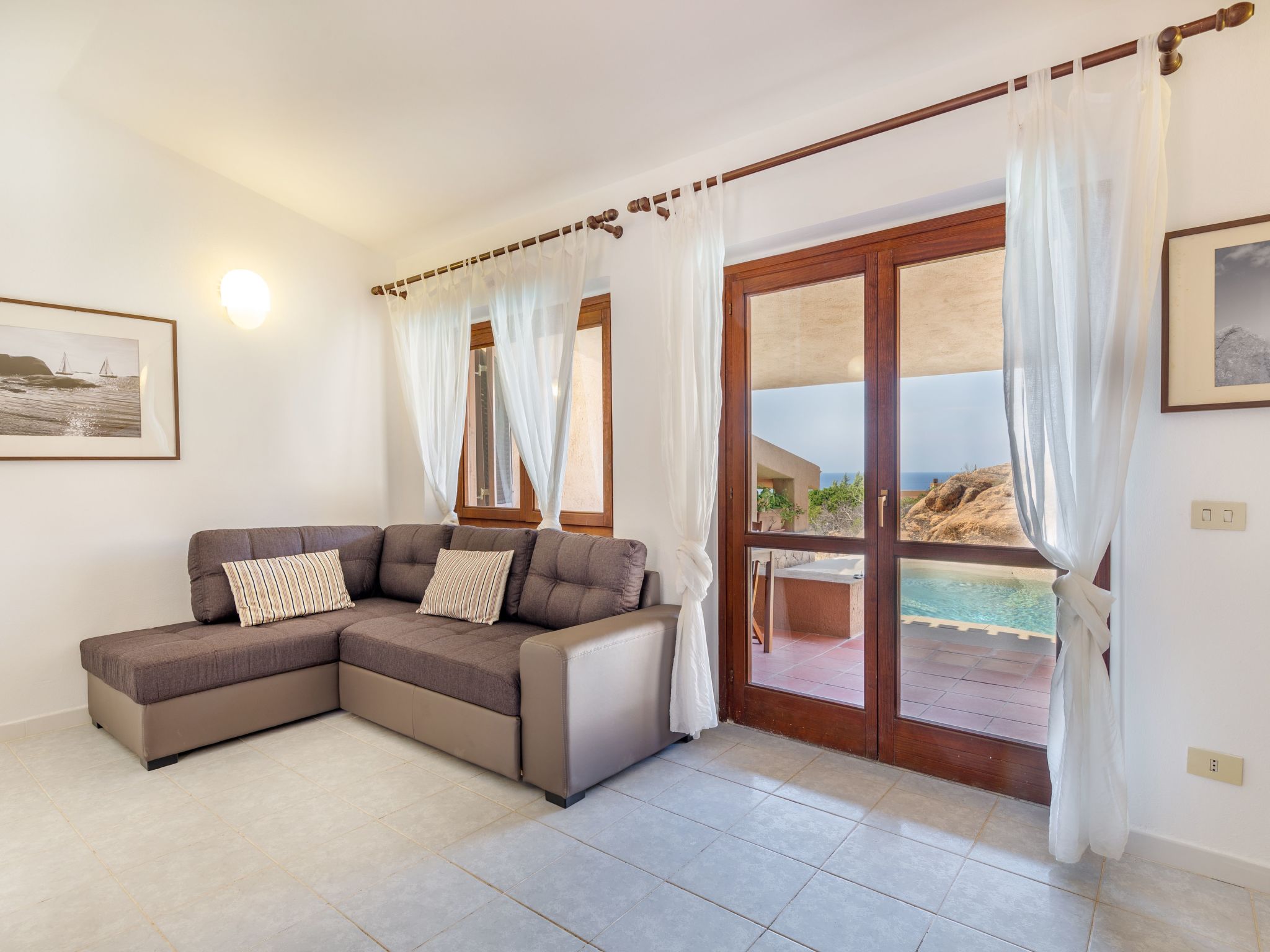 Suite mit natürlichem Hydromassage-Pool und Meerblick.-Inside