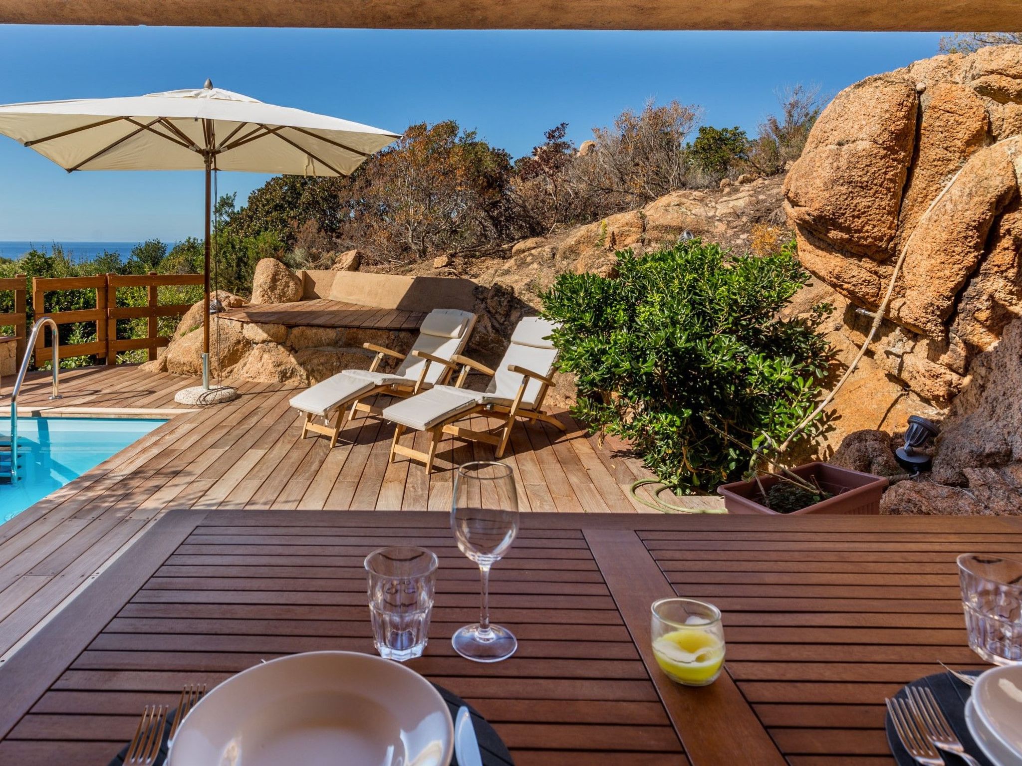 Für zwei Personen mit Pool und Sonnenterrasse und wundabarem Seeblick