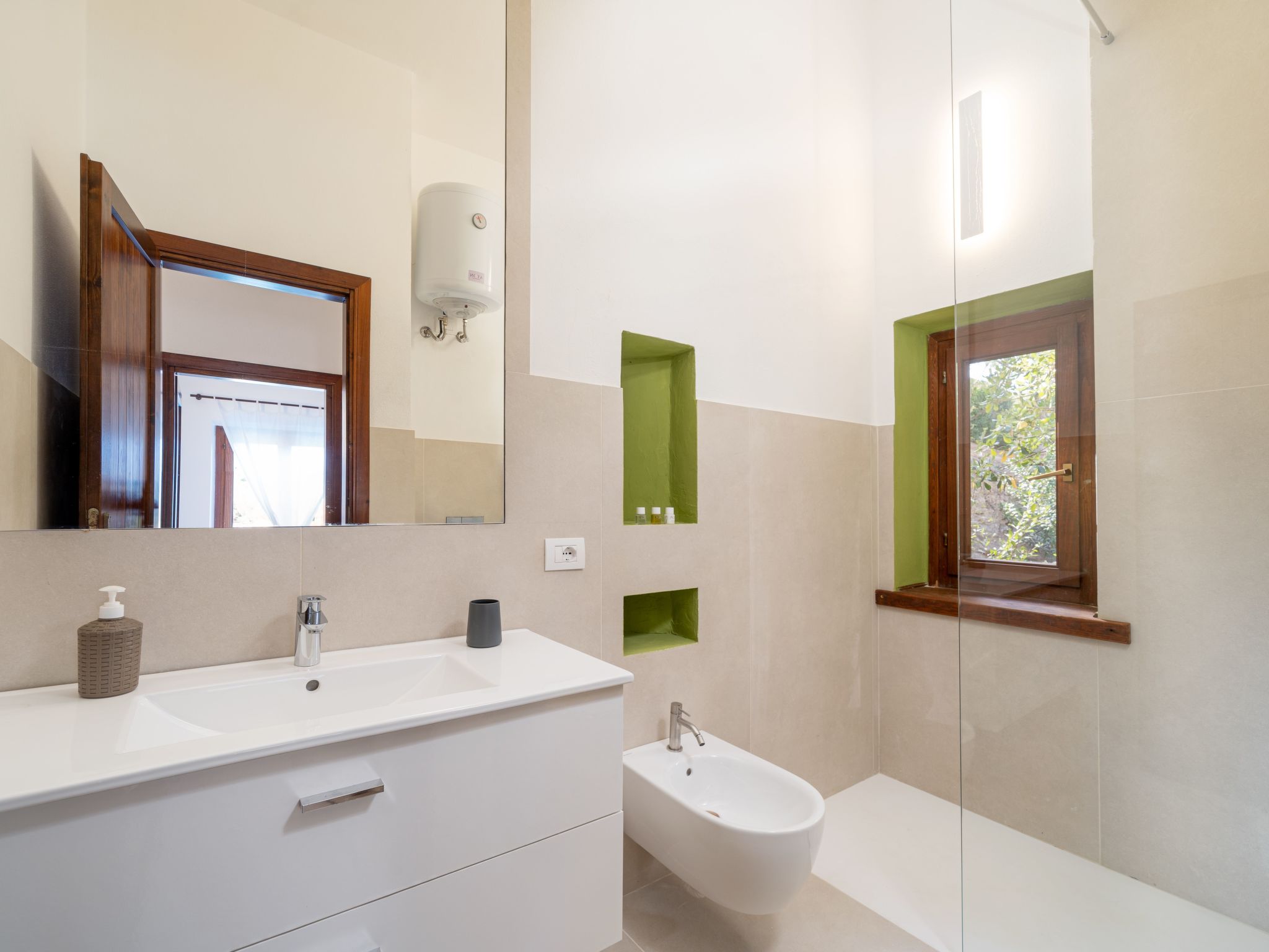 Für zwei Personen mit Pool und Sonnenterrasse und wundabarem Seeblick-Inside