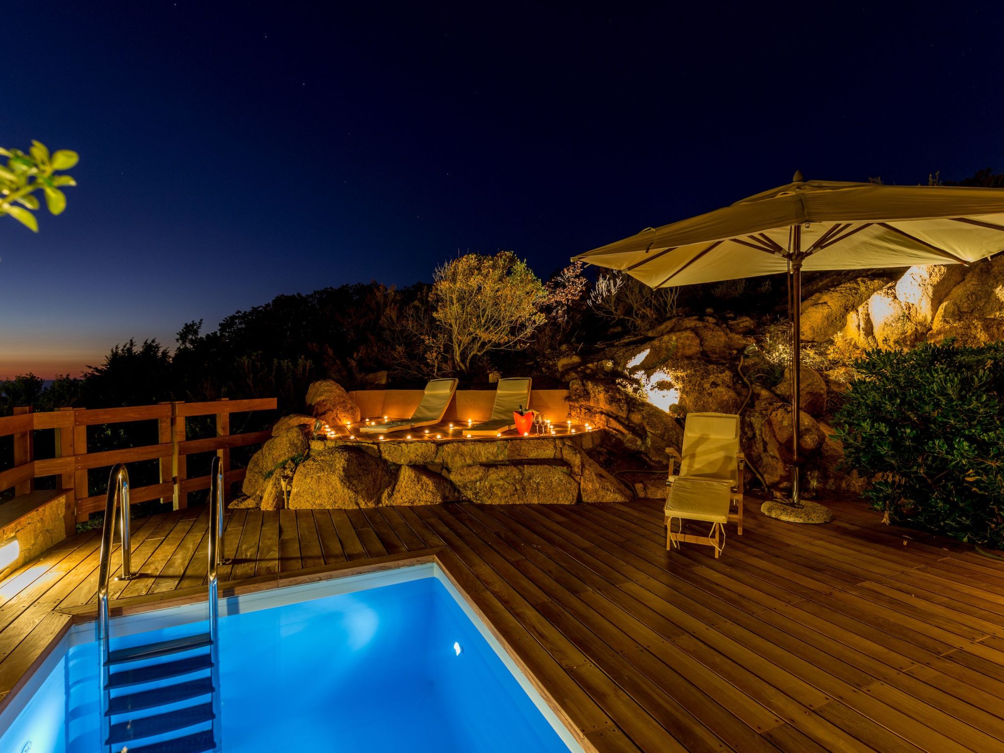 Für zwei Personen mit Pool und Sonnenterrasse und wundabarem Seeblick-Outside