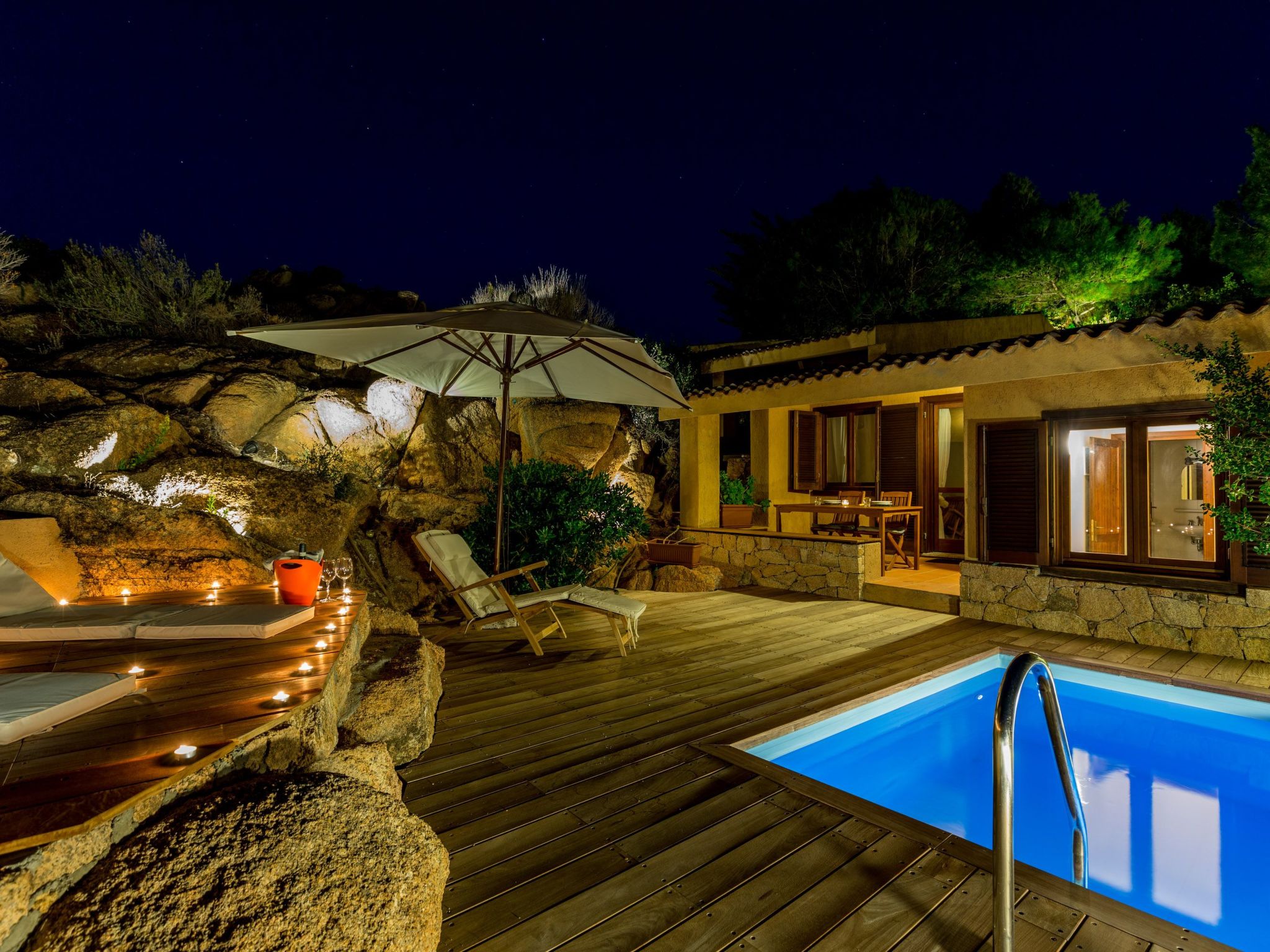 Für zwei Personen mit Pool und Sonnenterrasse und wundabarem Seeblick-Outside