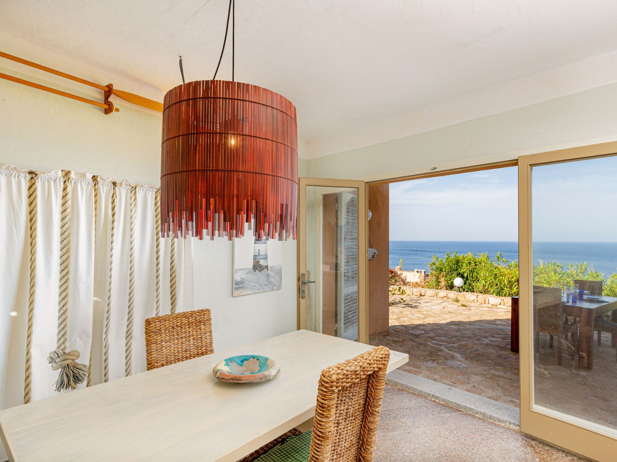 Türkisfarbene Villa mit Terrasse und Meerblick