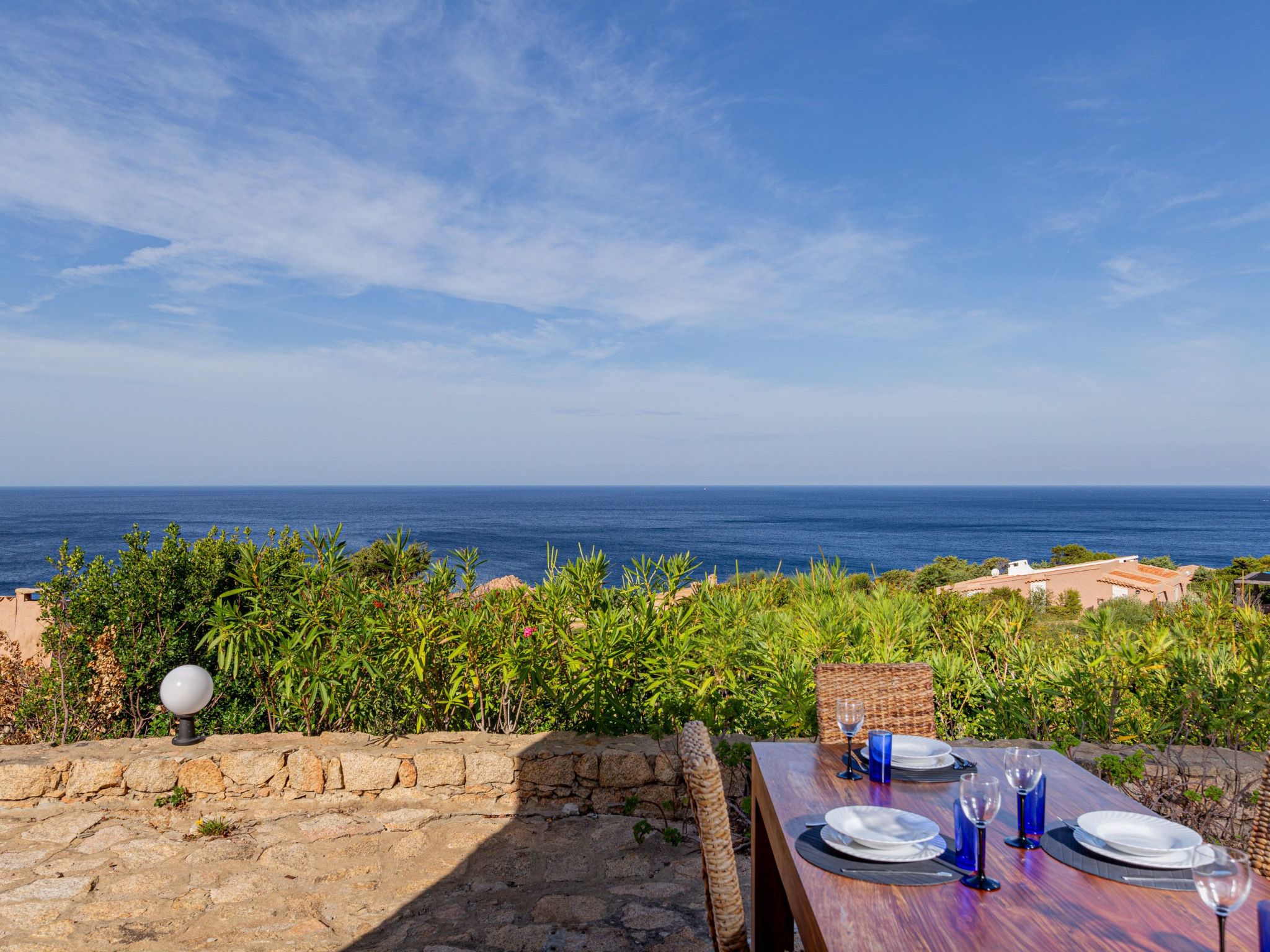 Türkisfarbene Villa mit Terrasse und Meerblick