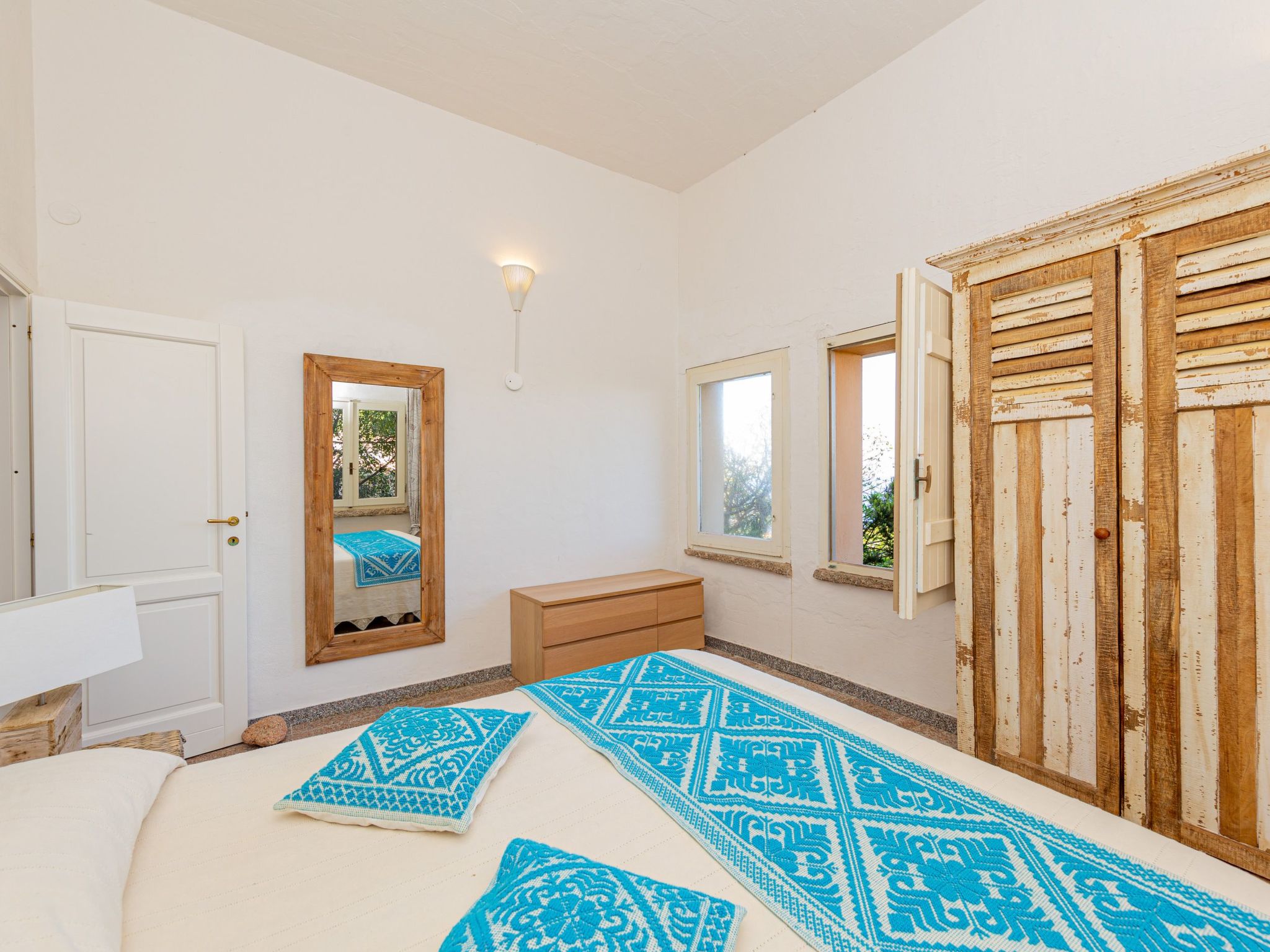 Türkisfarbene Villa mit Terrasse und Meerblick-Image-tags.info