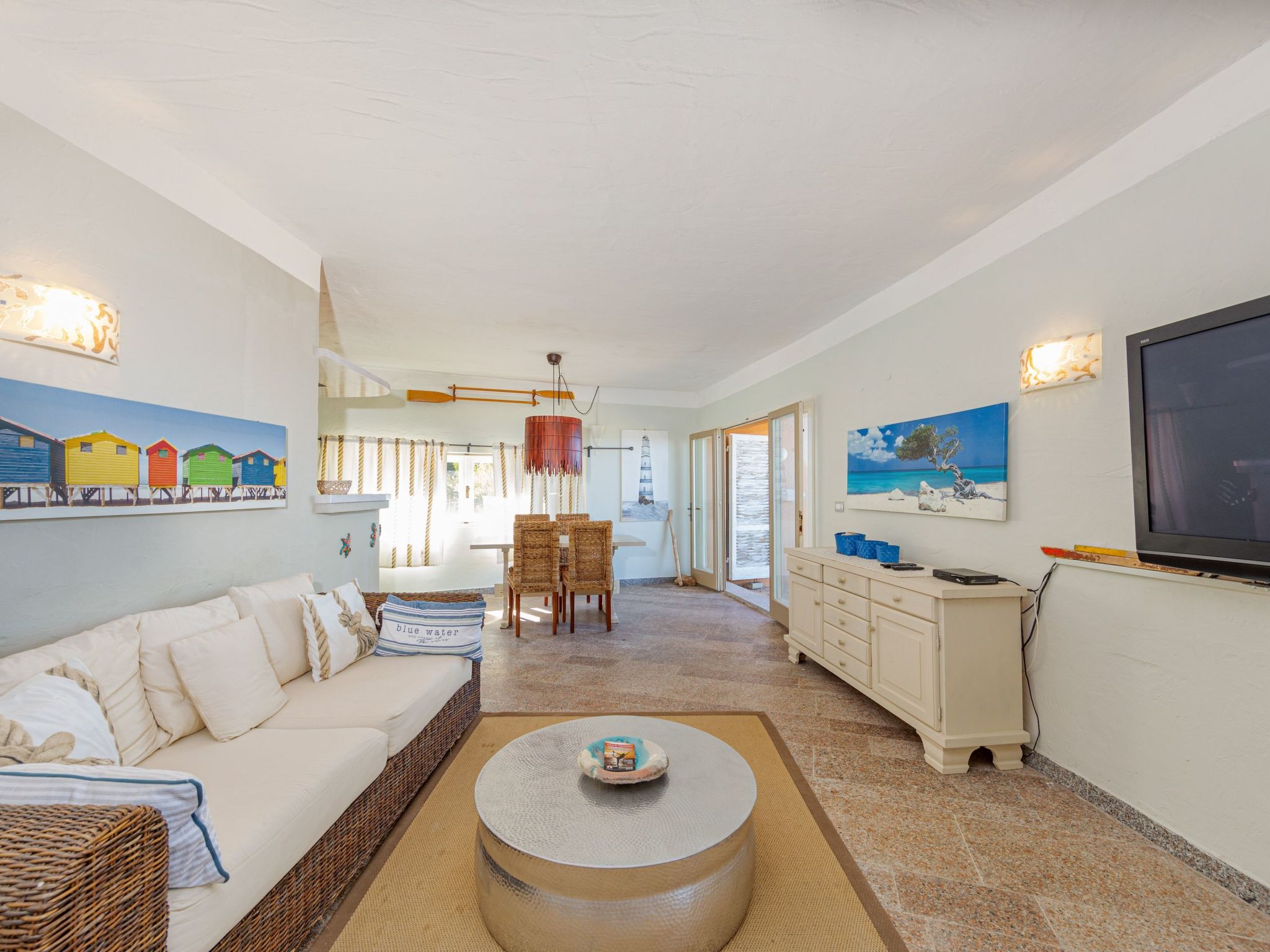 Türkisfarbene Villa mit Terrasse und Meerblick-Image-tags.info