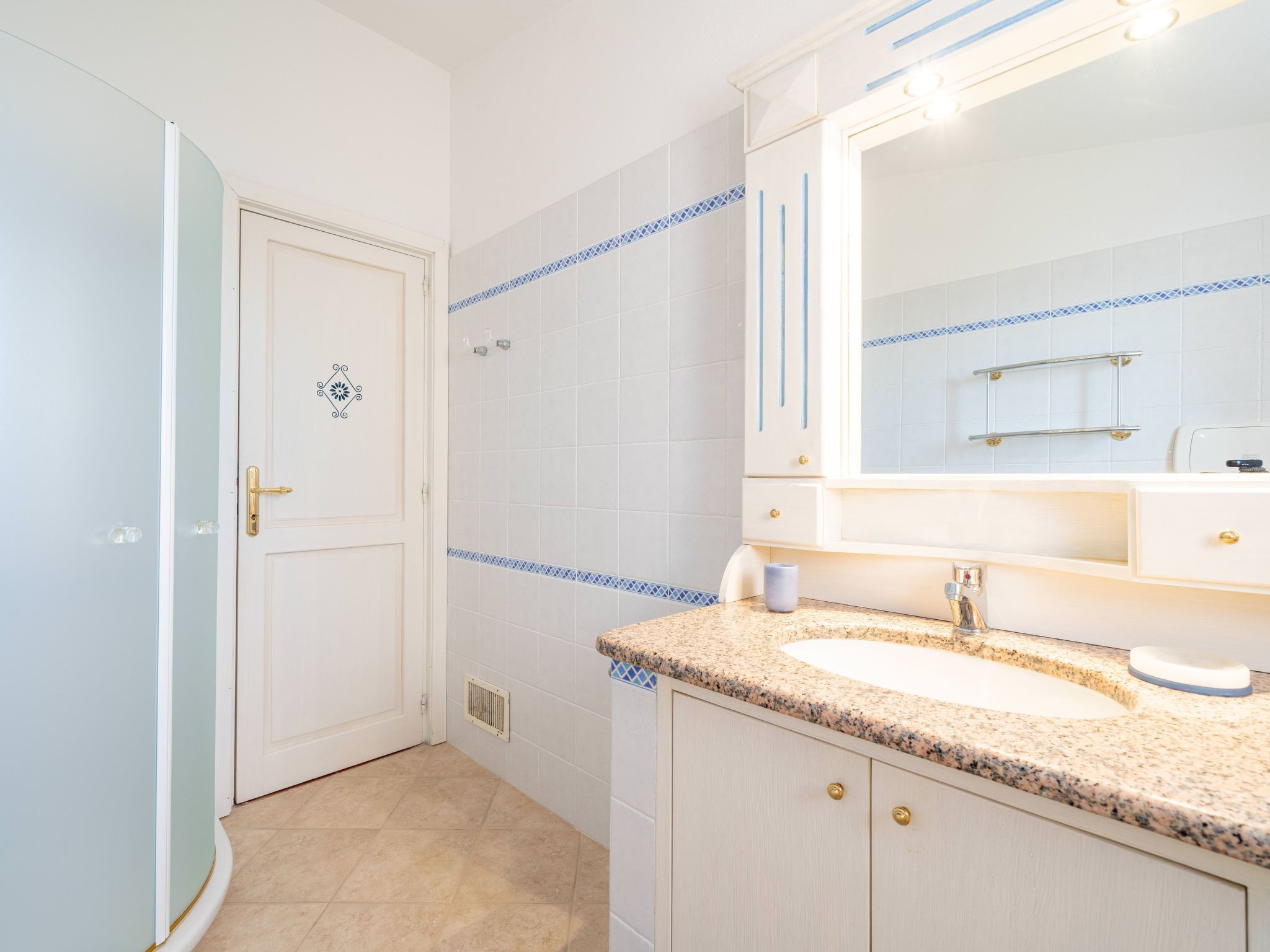 Villa mit privatem Garten und Meerblick-Binnen