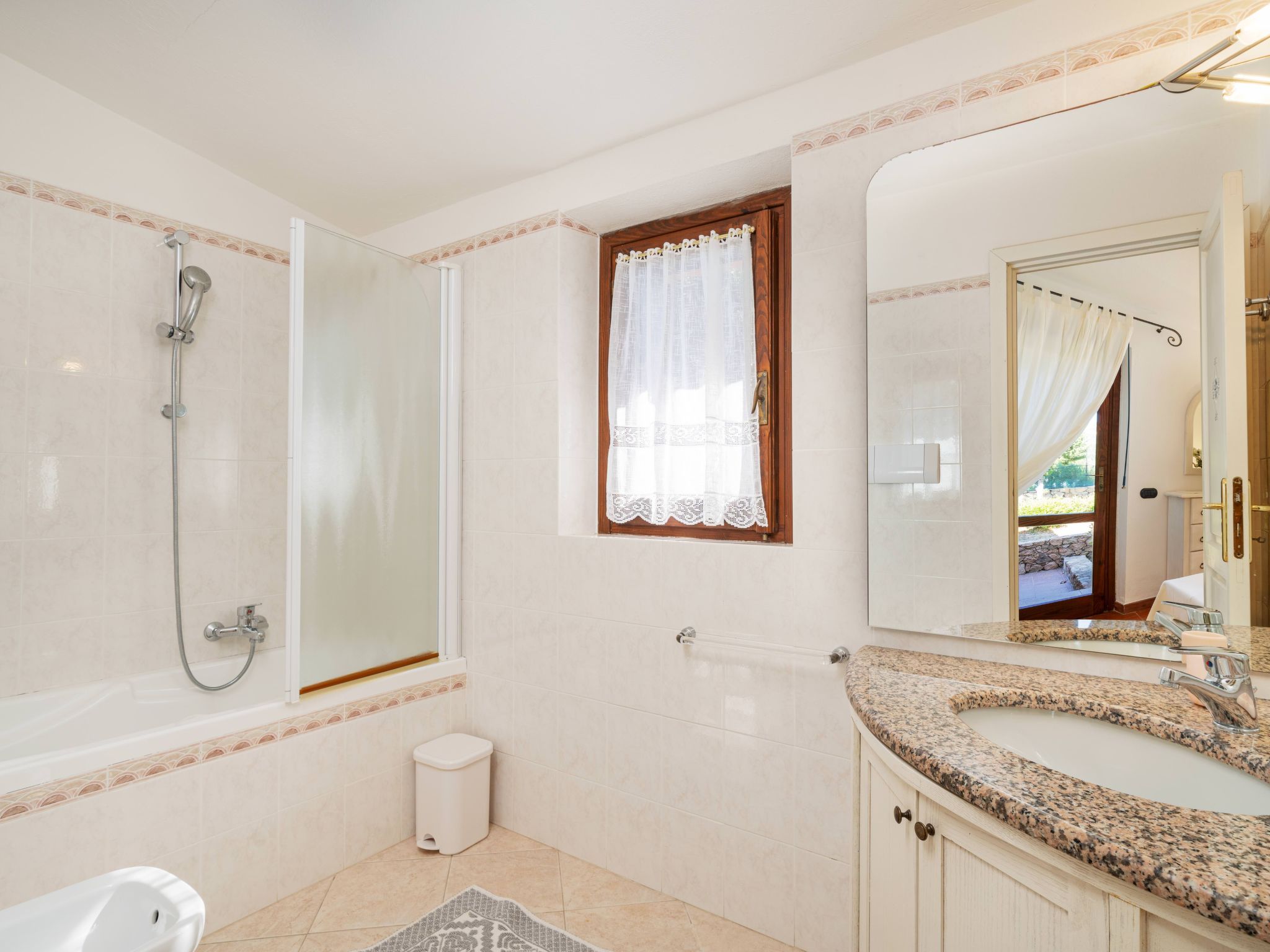 Villa mit privatem Garten und Meerblick-Image-tags.info