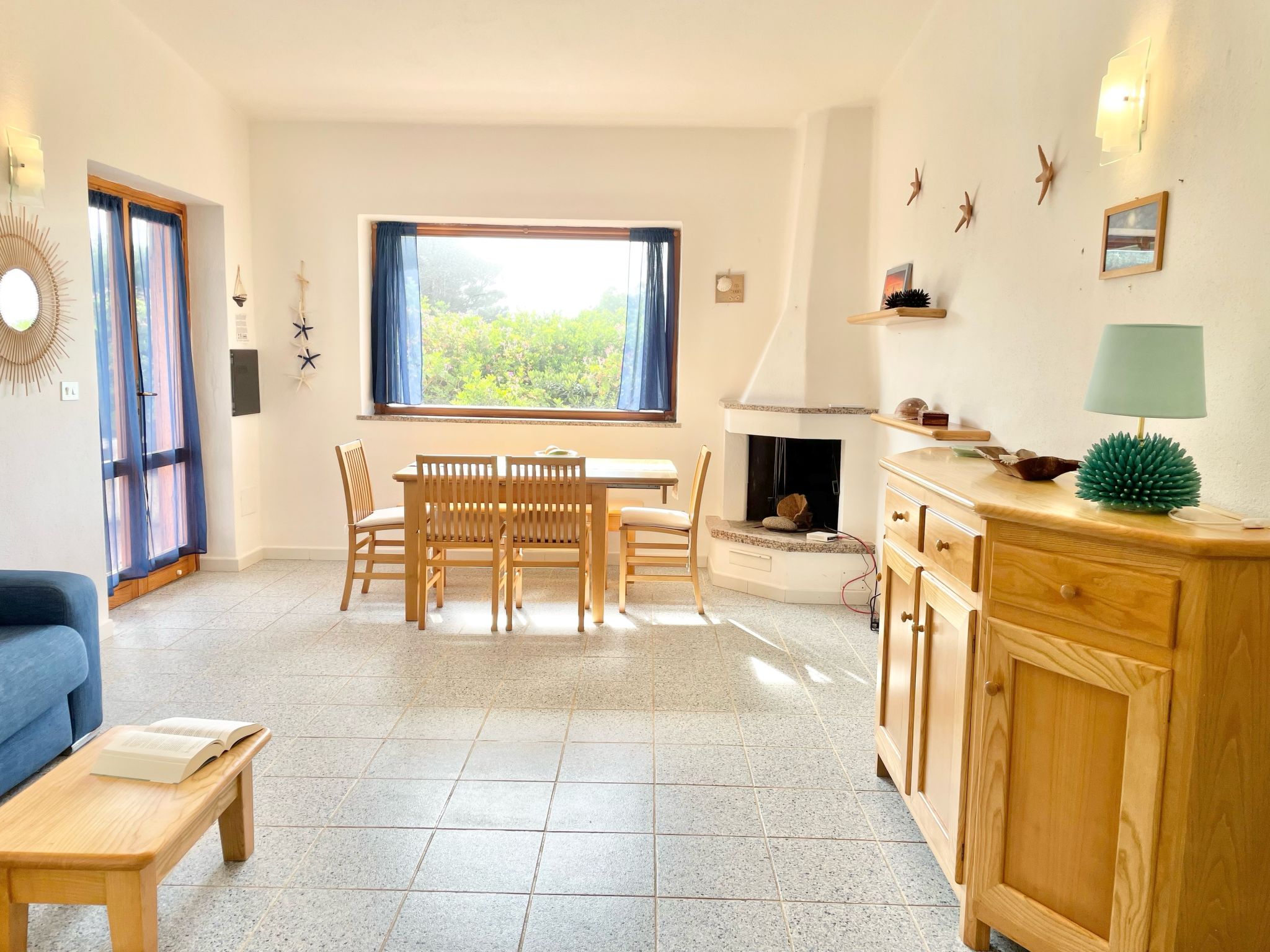 Appartement 3-kamers 65 m2, op de begane grond. Woon-/eetkamer met 1 divanbed, Sat-TV, air-conditioning en heteluchtverwarming. Uitgang naar het terras. 1 2-pers. kamer. Uitgang naar het terras. 1 kam..