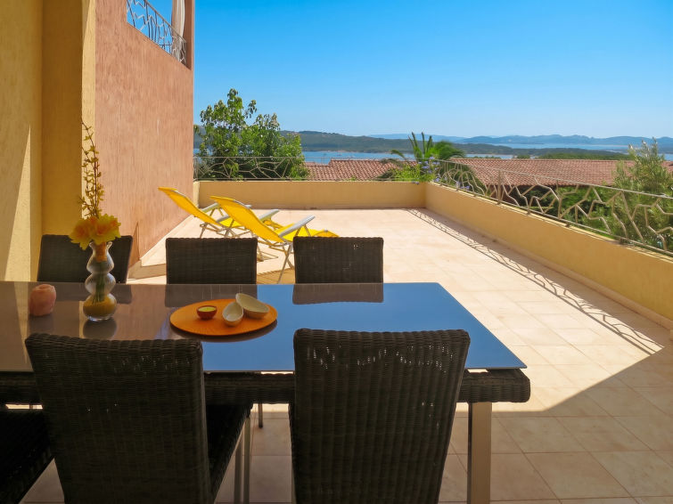 Centraal gelegen appartement met zeezicht in Porto Pozzo in Porto Pozzo