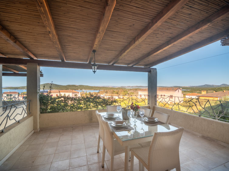Op 400 m van het strand: ruim appartement met zeezicht in Porto Pozzo in Porto Pozzo