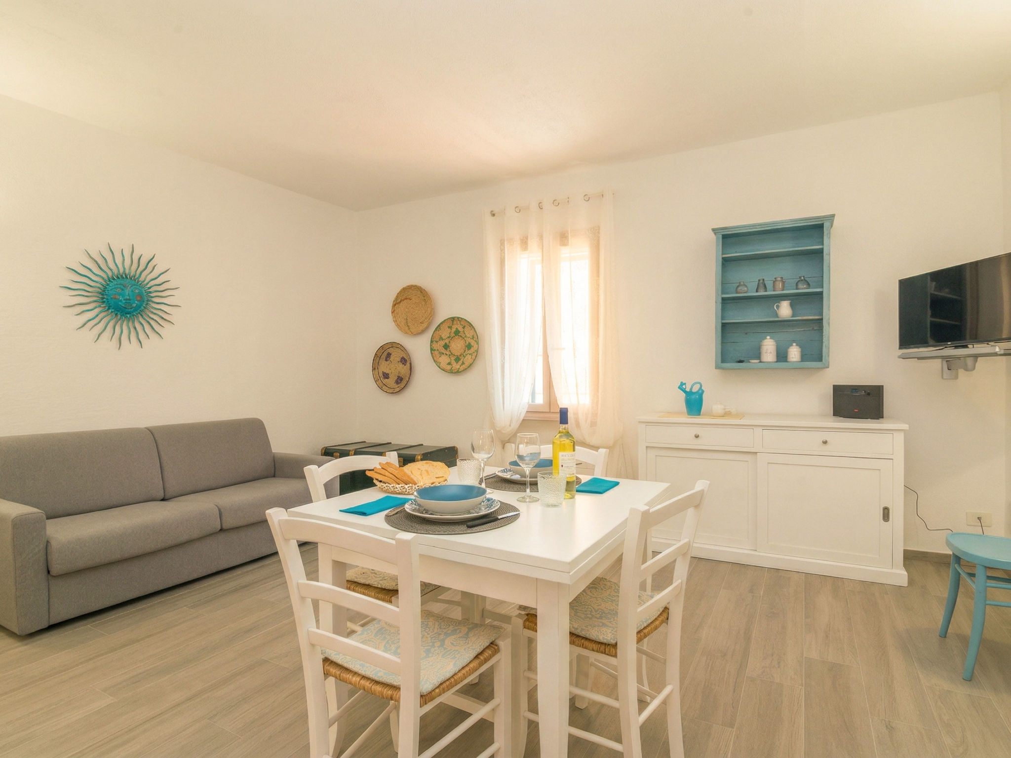 "Pavoncella", 2-Zimmer-Wohnung 40 m2 im 1. Stock. Komfortabel und gemütlich eingerichtet: Wohn-/Esszimmer mit 1 Doppeldiwanbett, TV und Flachbildschirm. 1 Doppelzimmer. Kochnische (Backofen, 4 Indukt..