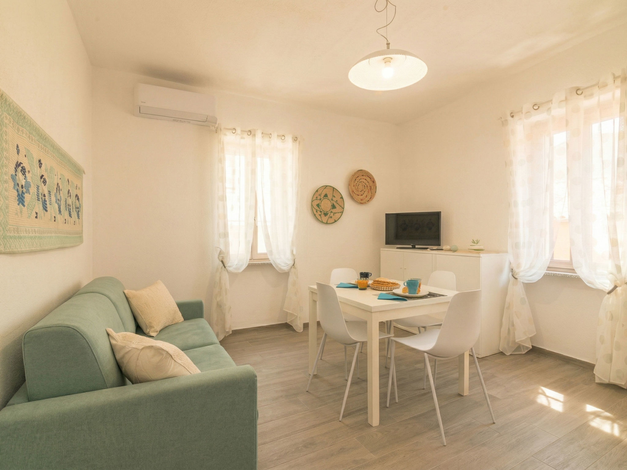 "Nautilus", appartement 3-kamers 40 m2 op de 1e verdieping. Comfortabel en gezellig ingericht: woon-/eetkamer met TV en Flatscreen TV. 1 kamer met 1 2-pers bed. Uitgang naar het balkon. 1 kleine kamer..