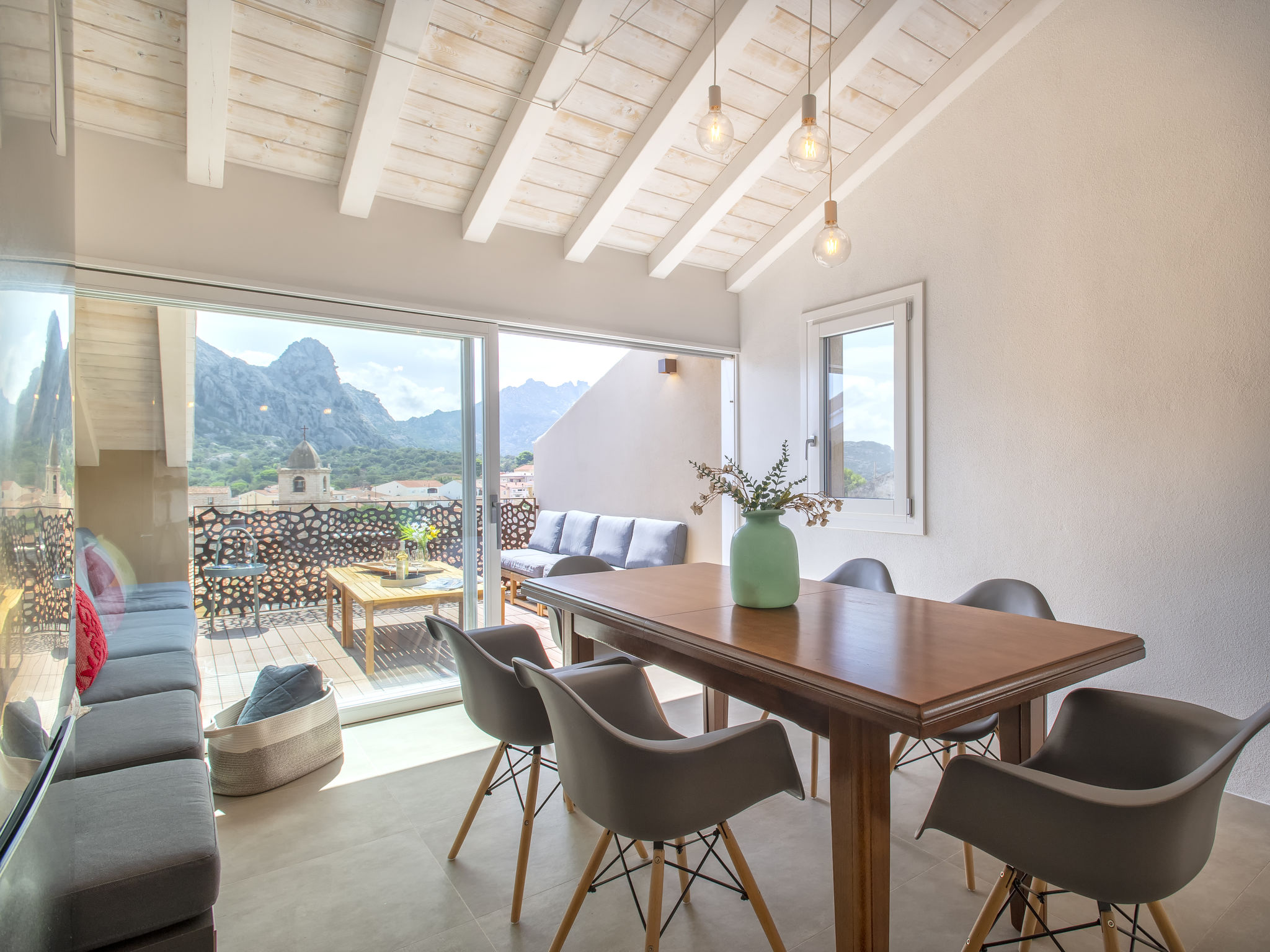 Huis 4-kamers 100 m2 op 3 verdiepingen. Stijlvol en gezellig ingericht: woon-/eetkamer met afgeschuinde daken. Uitgang naar het terras. 1 2-pers. kamer met douche/bidet/WC. 1 kamer met 2 bedden. 1 kam..