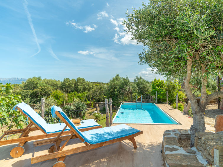 Op 600 m van zee: Vakantiehuis Iride met privézwembad in Golfo Aranci in Golfo Aranci