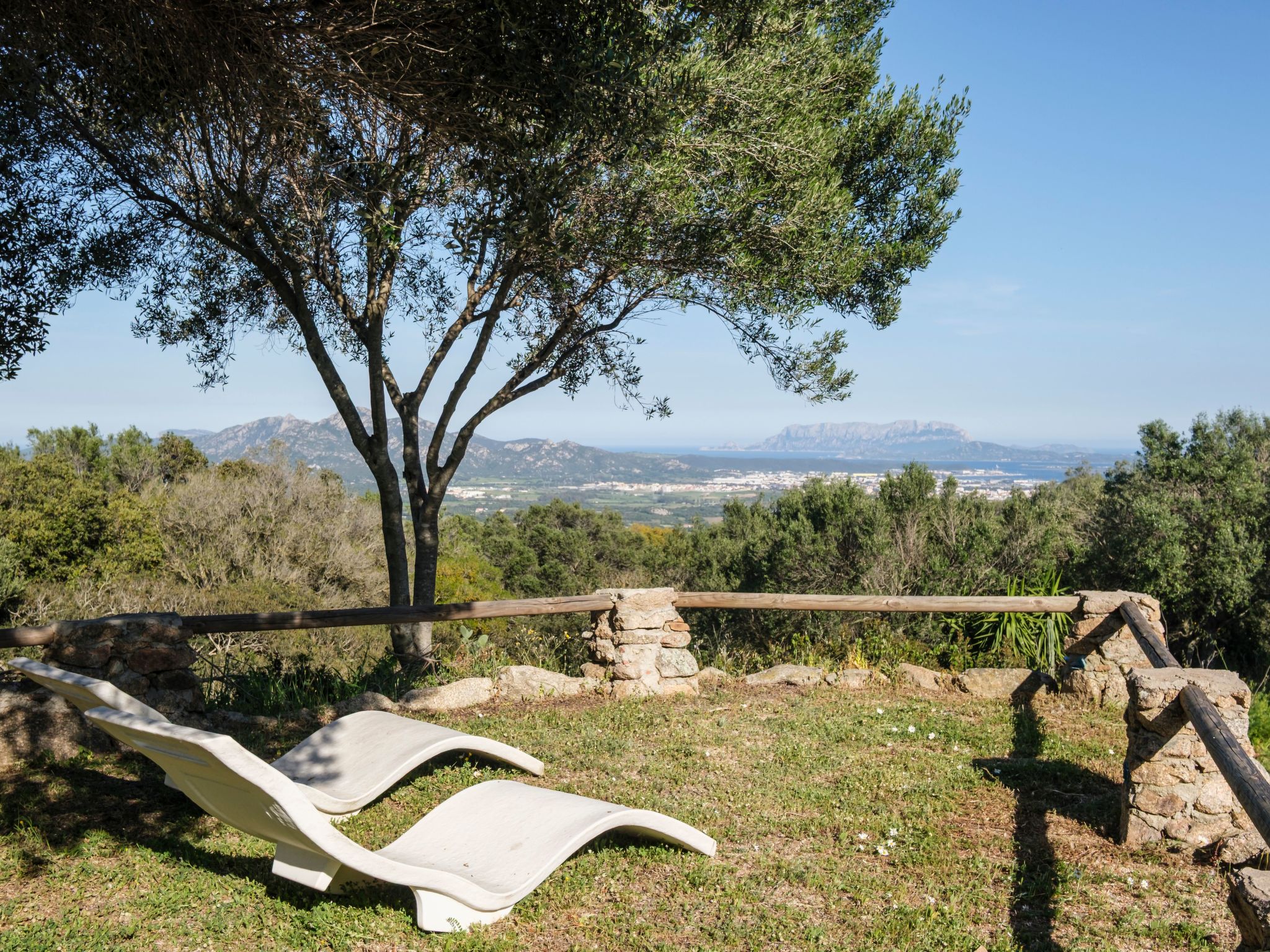 Altes gallurisches Bauernhaus mit Blick auf Olbia