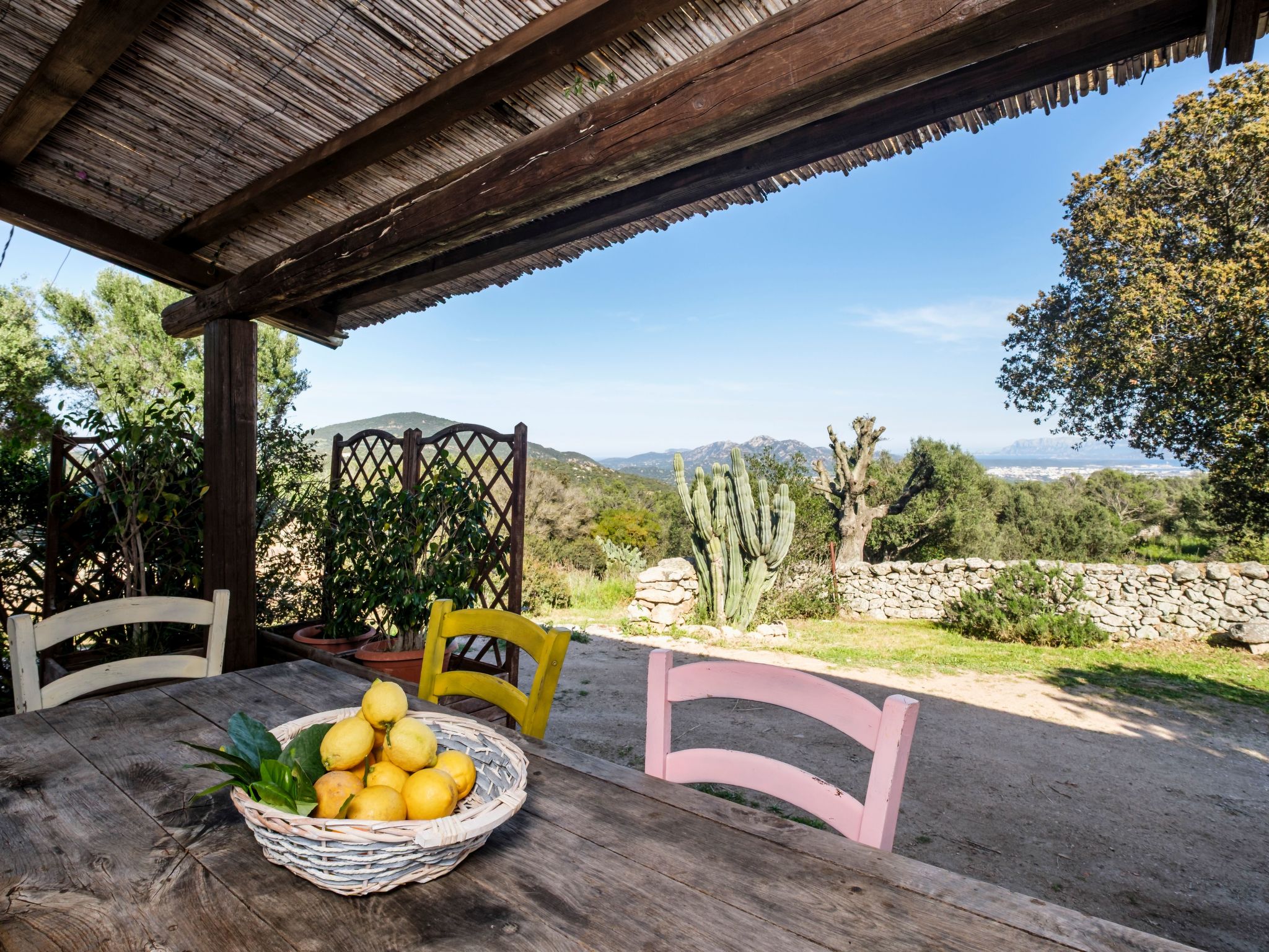 Altes gallurisches Bauernhaus mit Blick auf Olbia-Binnen